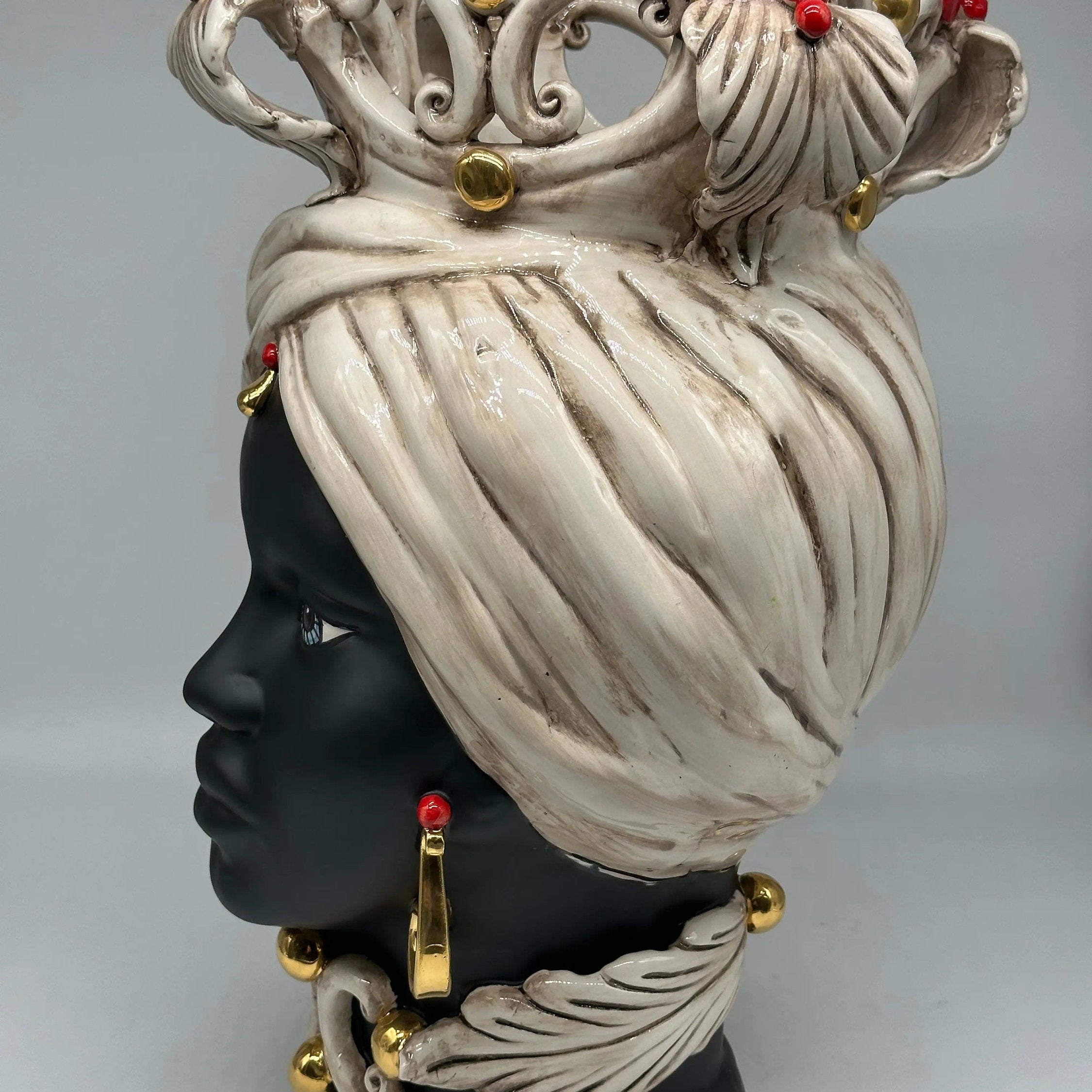 Teste di Moro Diana Ceramica Caltagirone cm H.40 L.25 Artigianale Écru Oro Sfere Rosso DD CERAMICHE SICILIANE