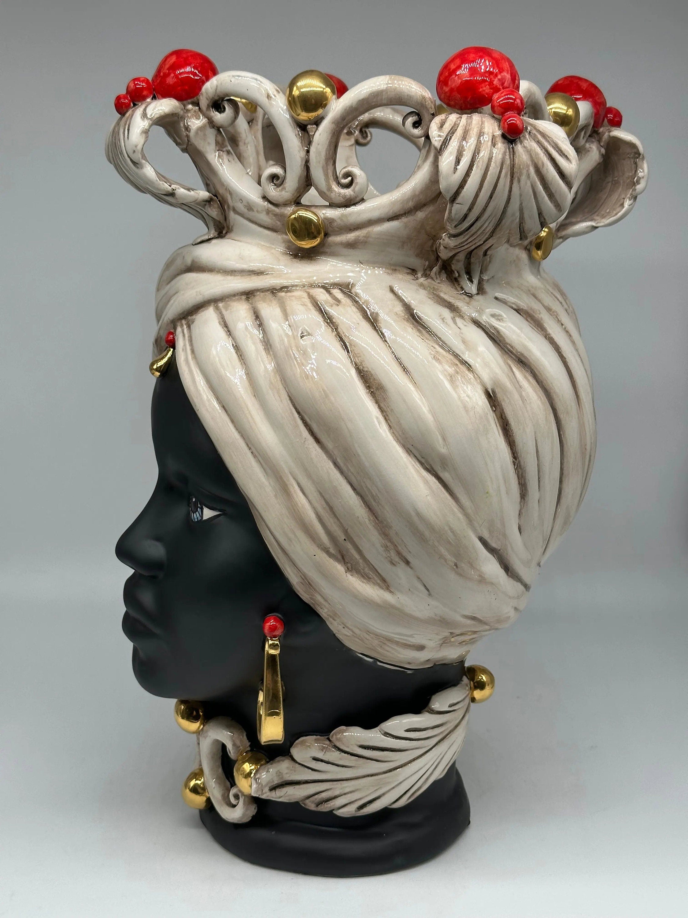 Teste di Moro Diana Ceramica Caltagirone cm H.40 L.25 Artigianale Écru Oro Sfere Rosso DD CERAMICHE SICILIANE