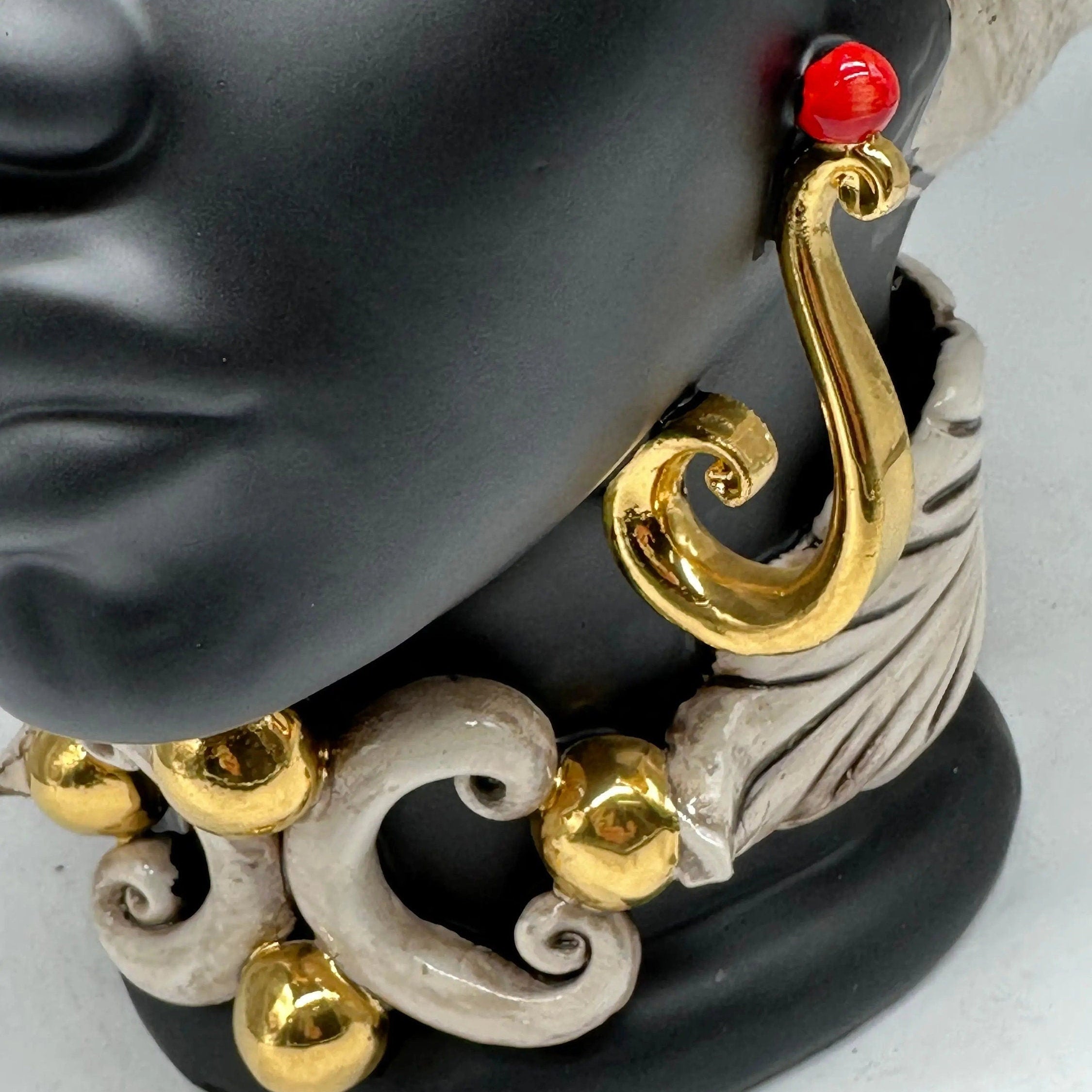 Teste di Moro Diana Ceramica Caltagirone cm H.40 L.25 Artigianale Écru Oro Sfere Rosso DD CERAMICHE SICILIANE