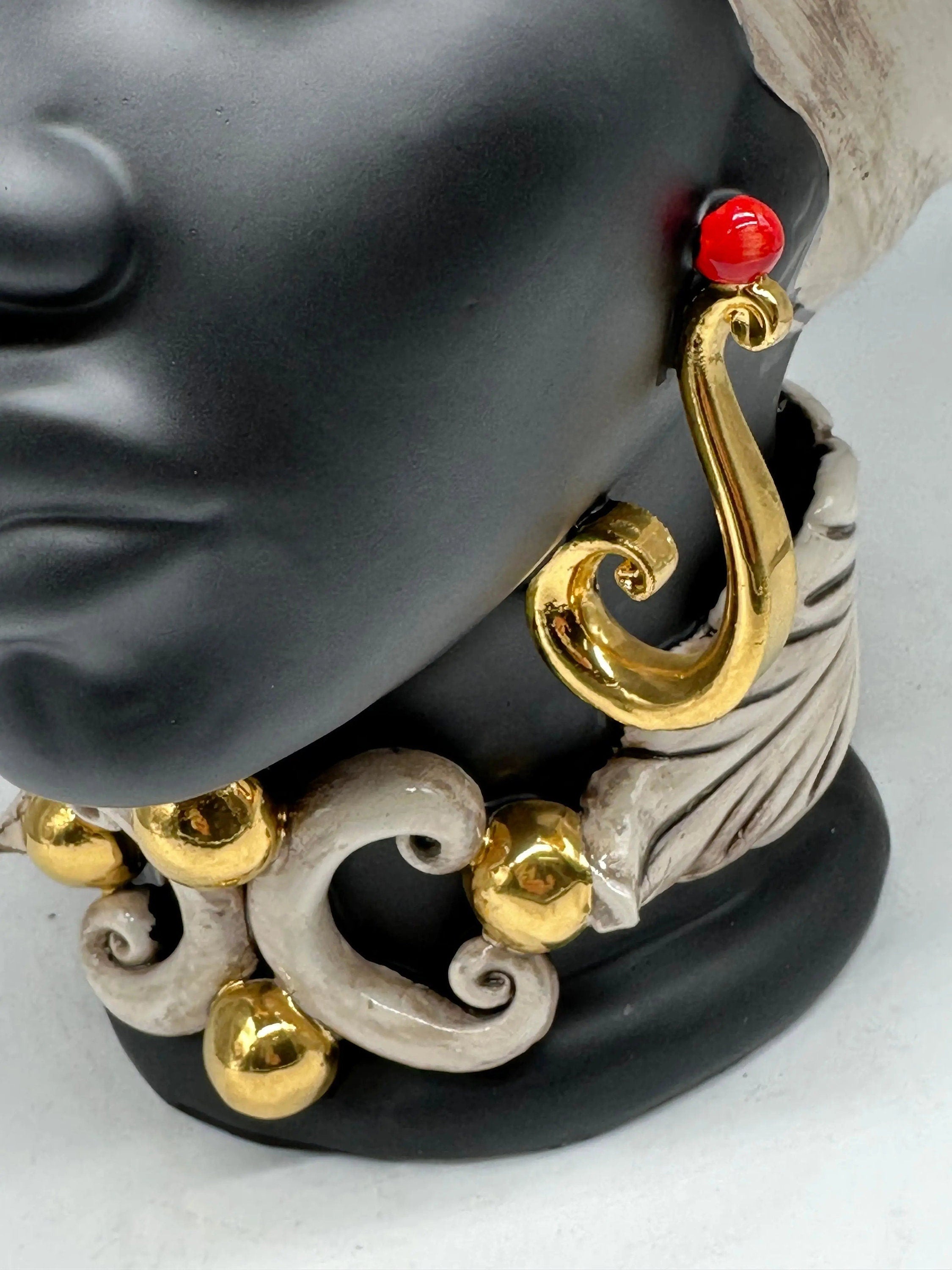 Teste di Moro Diana Ceramica Caltagirone cm H.40 L.25 Artigianale Écru Oro Sfere Rosso DD CERAMICHE SICILIANE