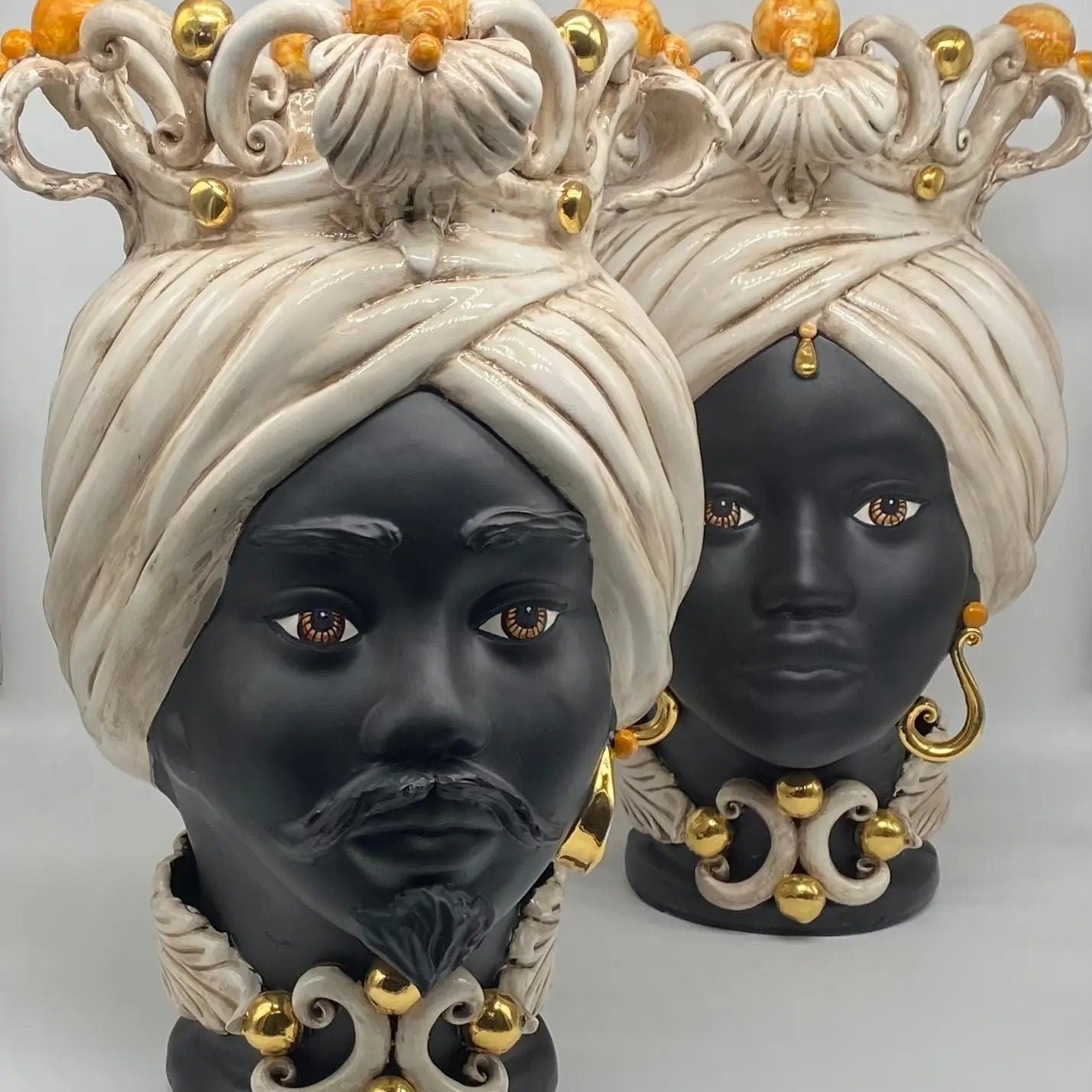 Teste di Moro Diana Ceramica Caltagirone cm H.40 L.25 Artigianale Écru Oro Sfere Ocra DD CERAMICHE SICILIANE