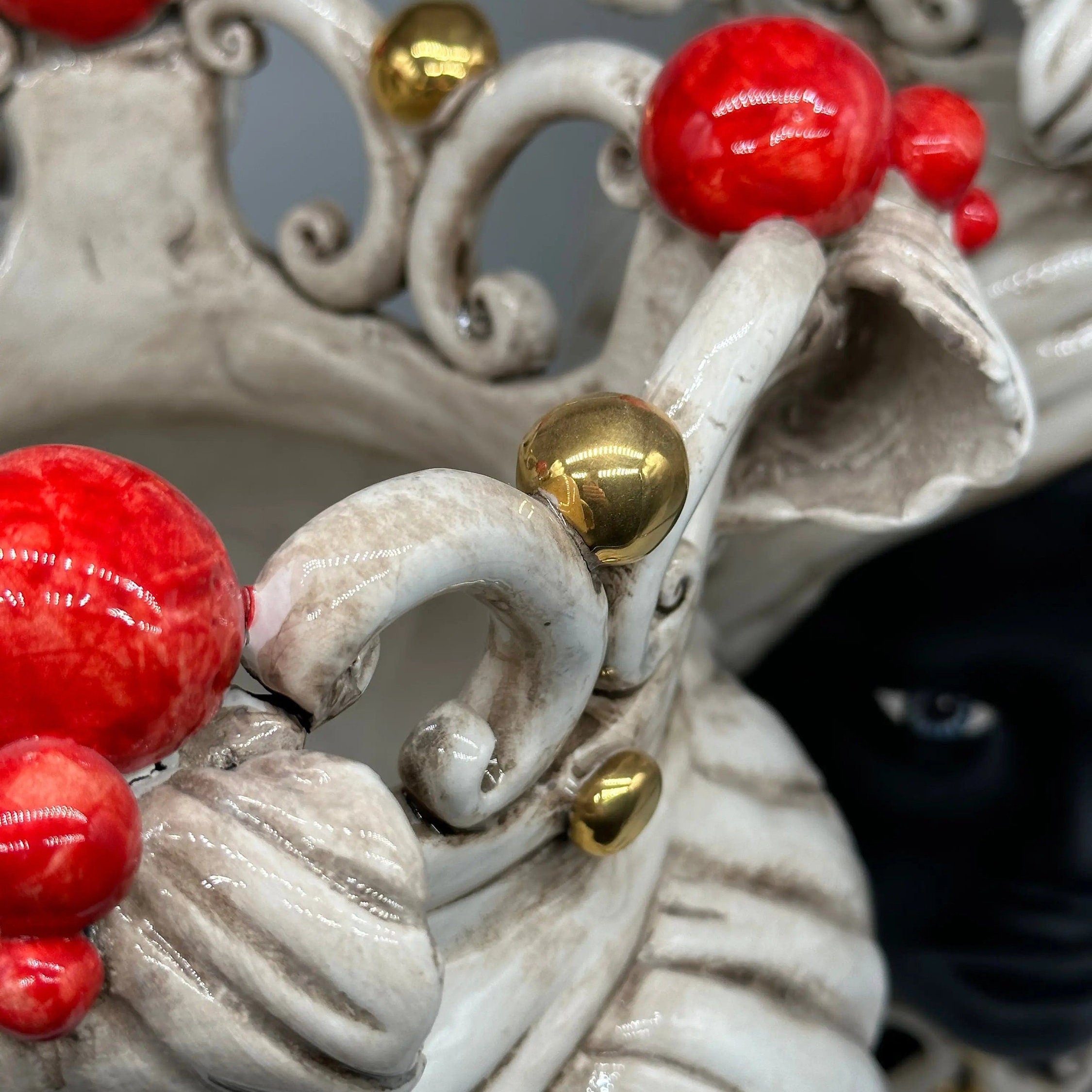 Teste di Moro Diana Ceramica Caltagirone cm H.40 L.25 Artigianale Écru Oro Sfere Rosso DD CERAMICHE SICILIANE