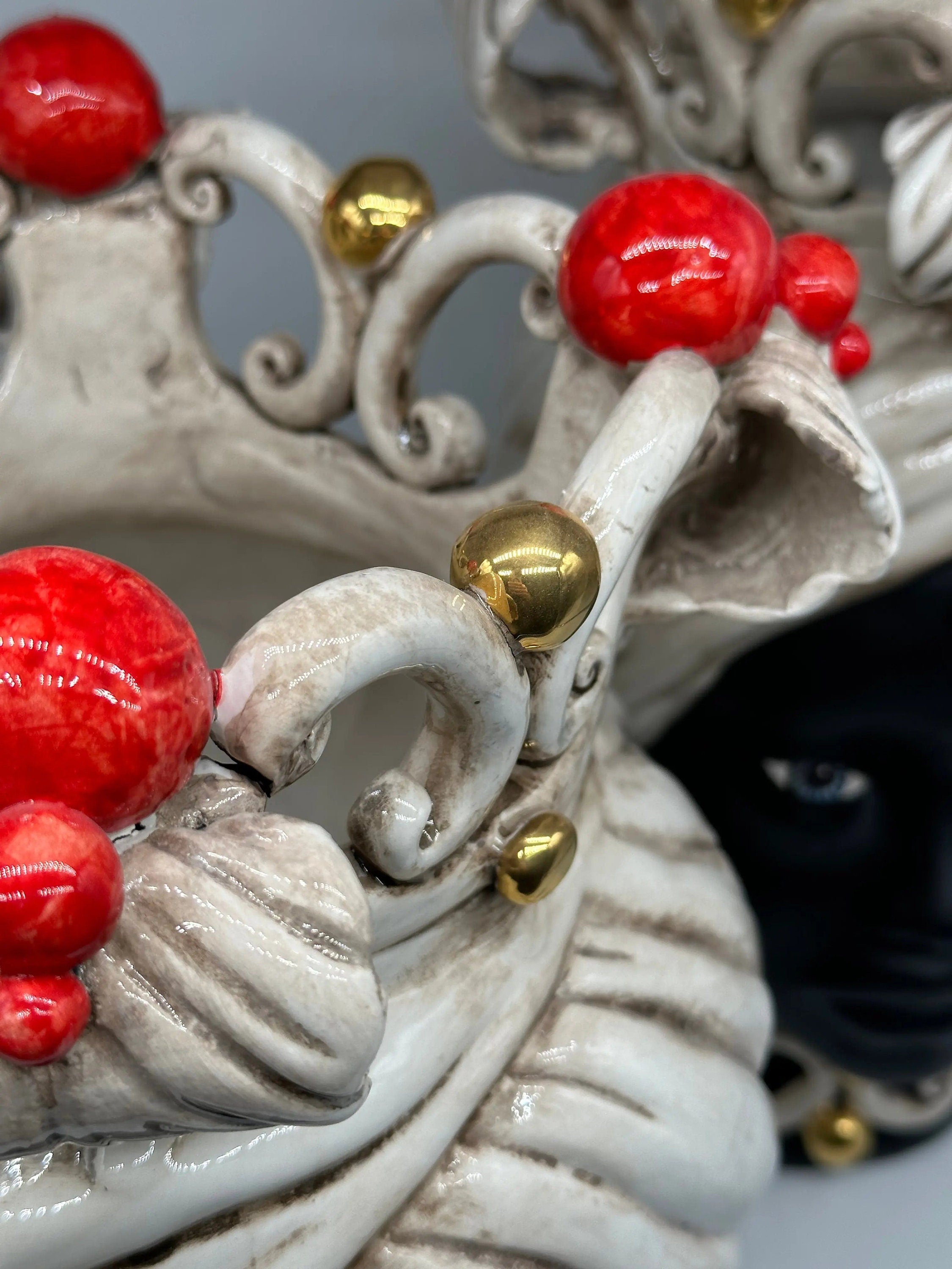 Teste di Moro Diana Ceramica Caltagirone cm H.40 L.25 Artigianale Écru Oro Sfere Rosso DD CERAMICHE SICILIANE