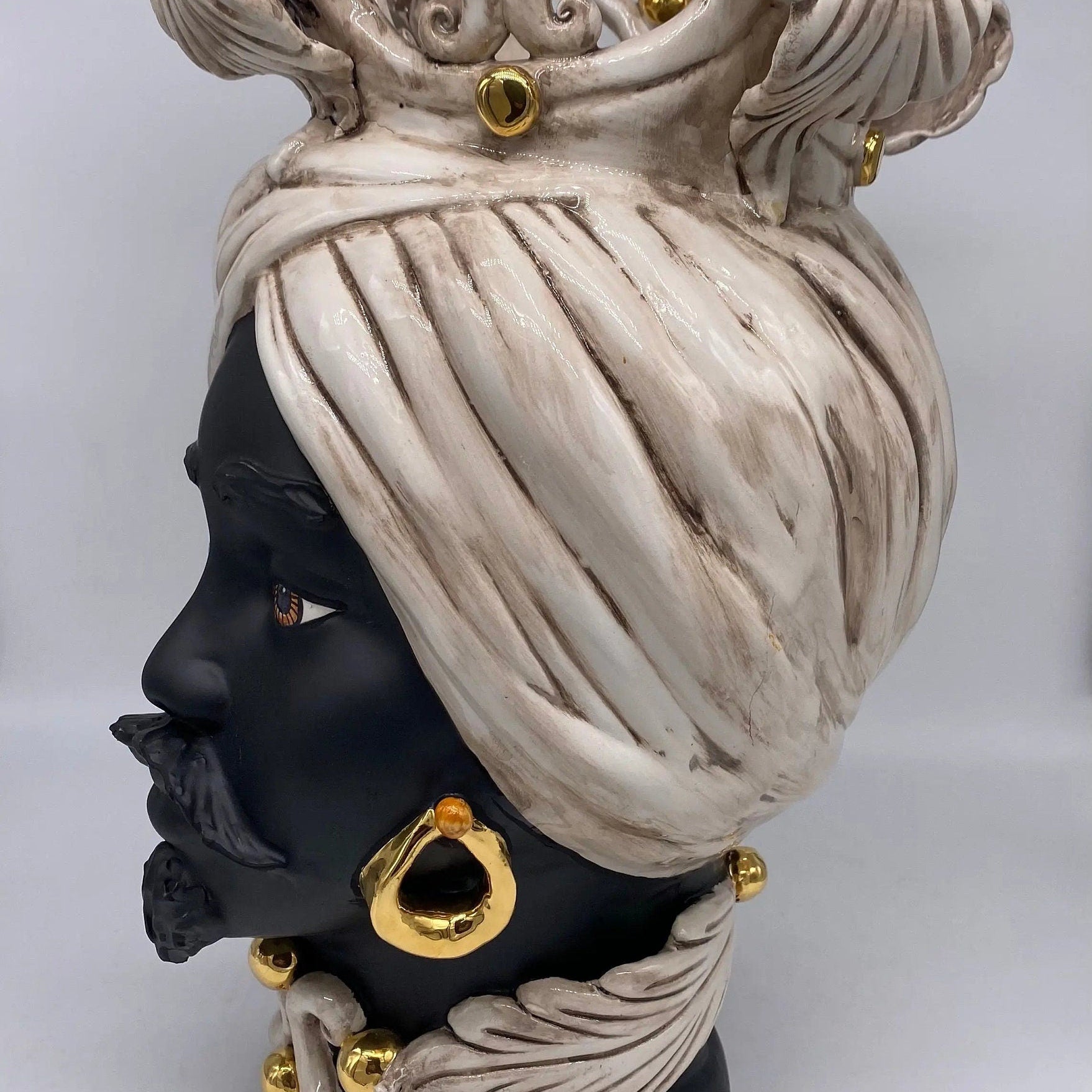 Teste di Moro Diana Ceramica Caltagirone cm H.40 L.25 Artigianale Écru Oro Sfere Ocra DD CERAMICHE SICILIANE