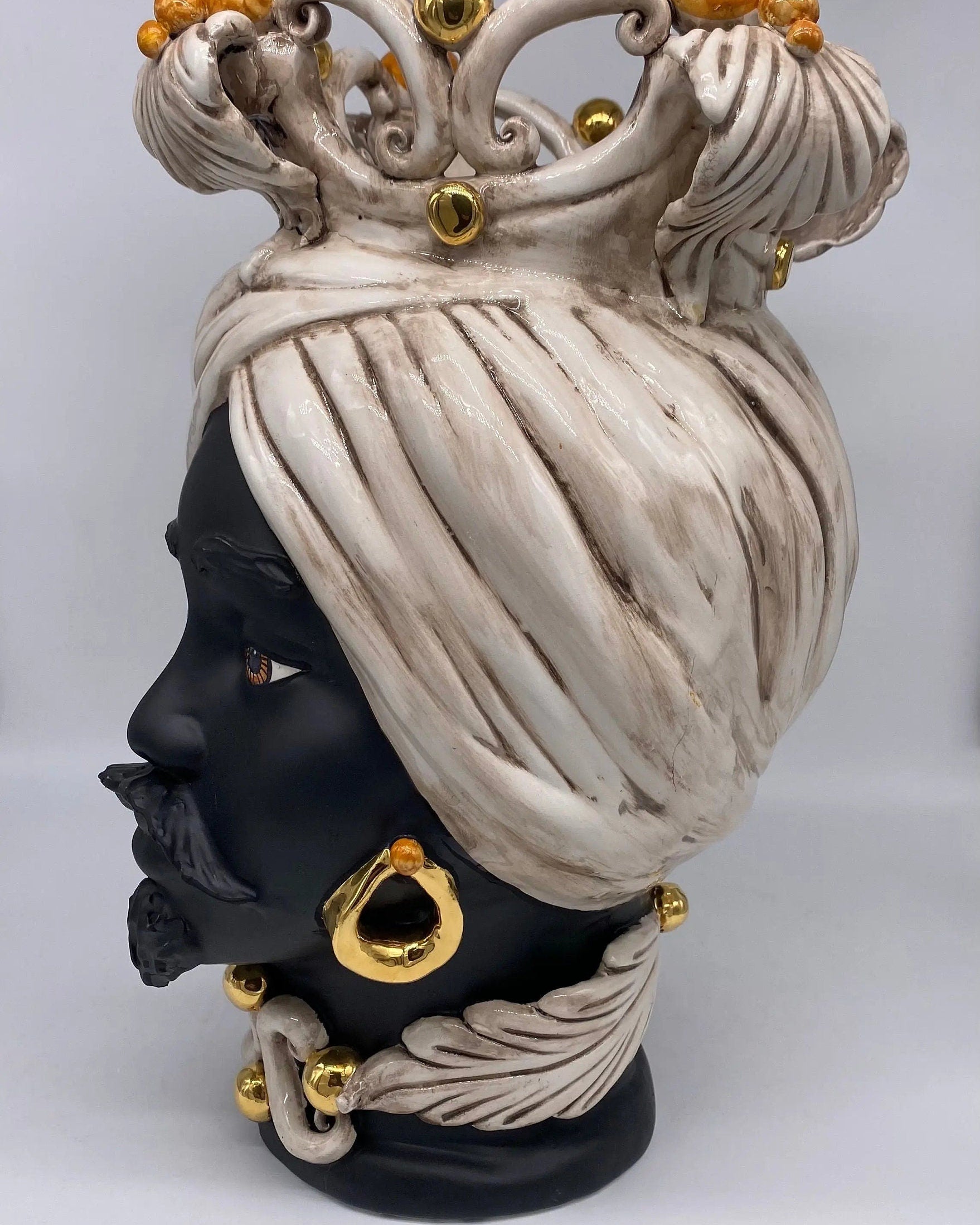 Teste di Moro Diana Ceramica Caltagirone cm H.40 L.25 Artigianale Écru Oro Sfere Ocra DD CERAMICHE SICILIANE