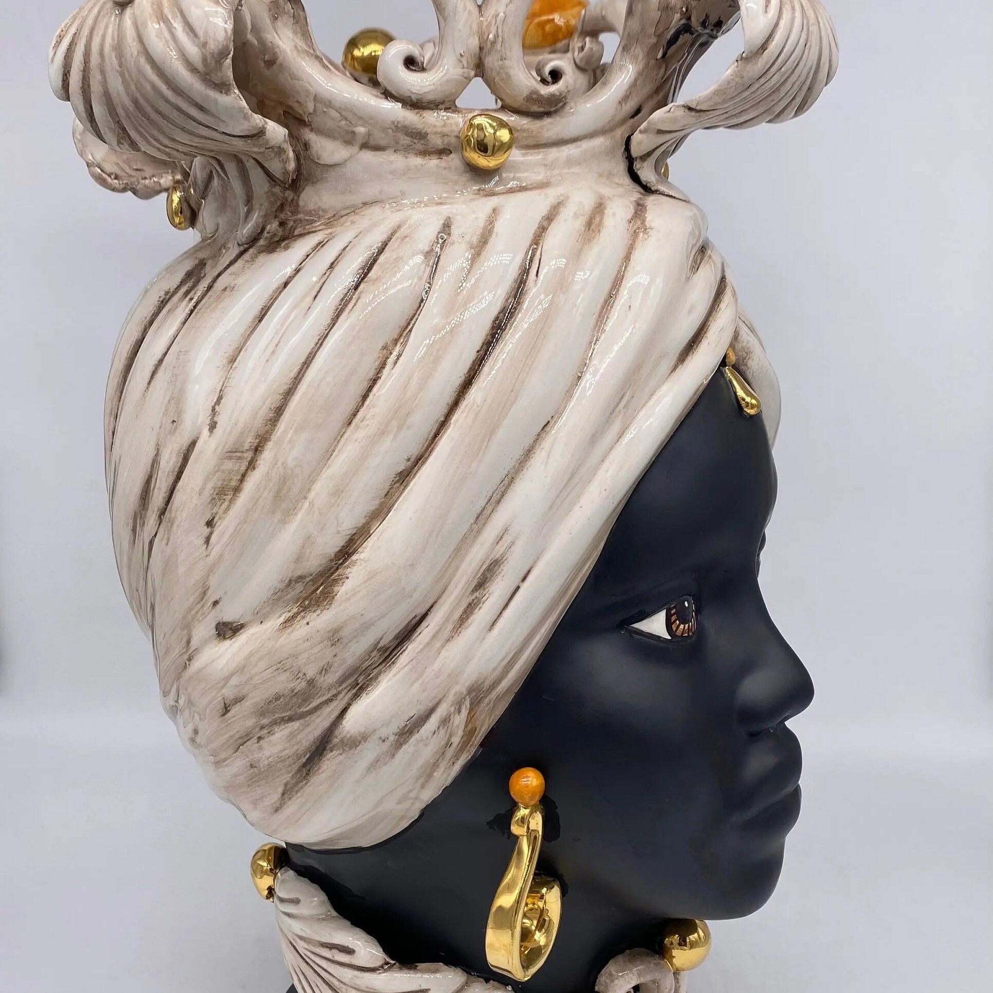 Teste di Moro Diana Ceramica Caltagirone cm H.40 L.25 Artigianale Écru Oro Sfere Ocra DD CERAMICHE SICILIANE
