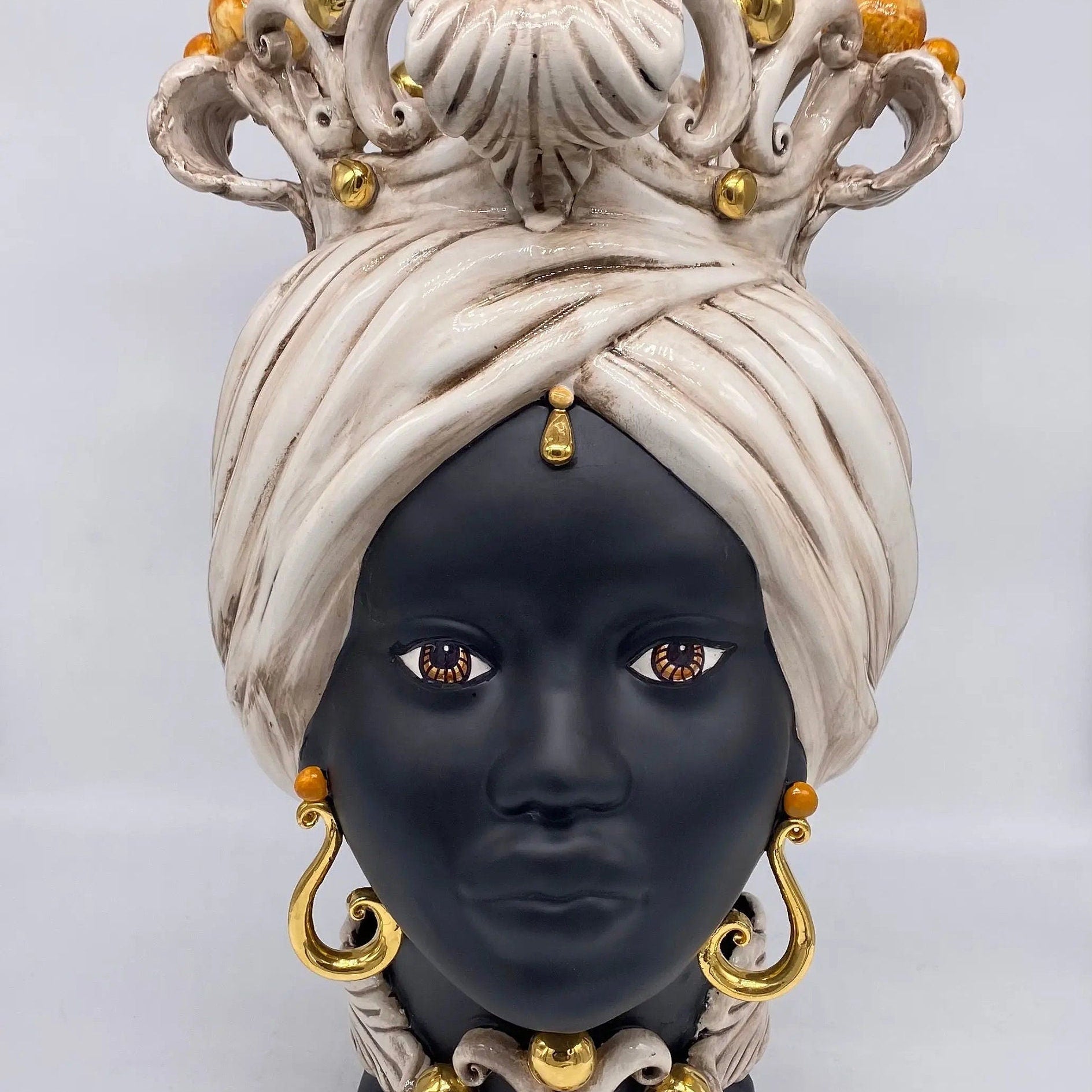 Teste di Moro Diana Ceramica Caltagirone cm H.40 L.25 Artigianale Écru Oro Sfere Ocra DD CERAMICHE SICILIANE