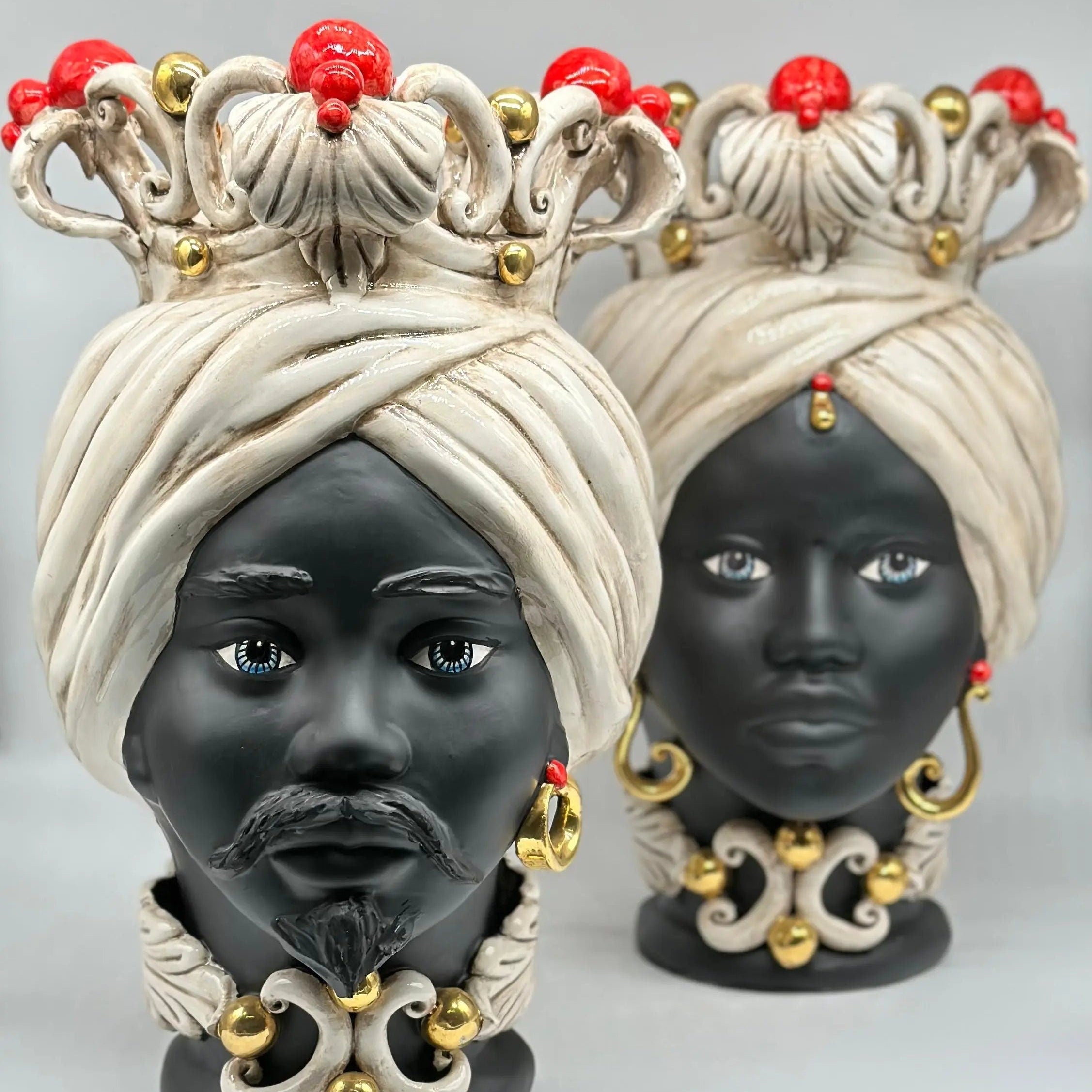 Teste di Moro Diana Ceramica Caltagirone cm H.40 L.25 Artigianale Écru Oro Sfere Rosso DD CERAMICHE SICILIANE