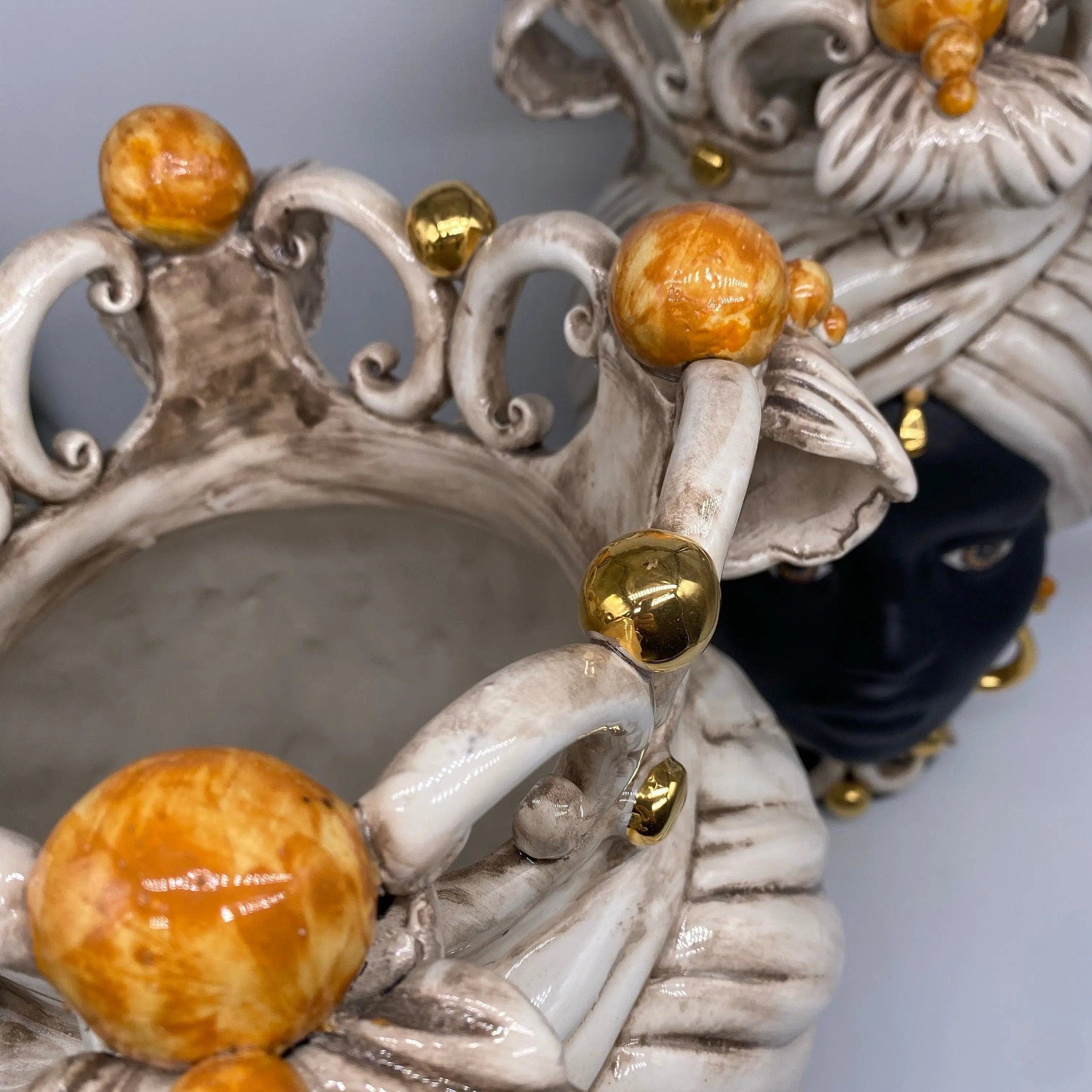 Teste di Moro Diana Ceramica Caltagirone cm H.40 L.25 Artigianale Écru Oro Sfere Ocra DD CERAMICHE SICILIANE