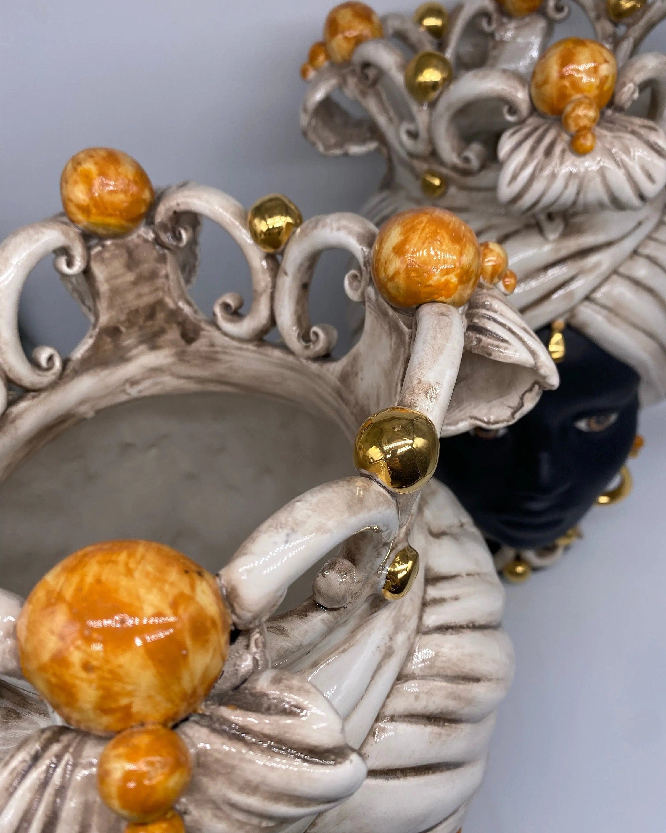 Teste di Moro Diana Ceramica Caltagirone cm H.40 L.25 Artigianale Écru Oro Sfere Ocra DD CERAMICHE SICILIANE