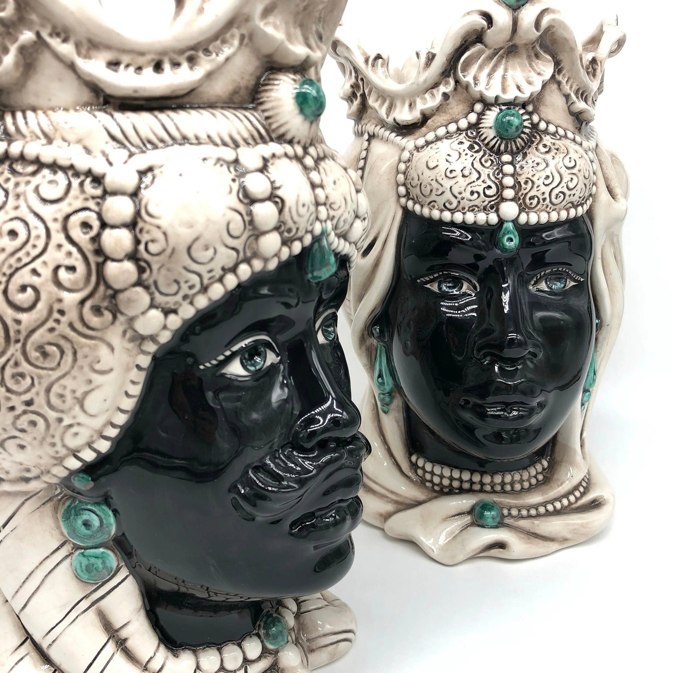 Teste di Moro Emiro Ceramica Caltagirone cm H.30 L.18 Artigianale Écru Sfere Verde DD CERAMICHE SICILIANE