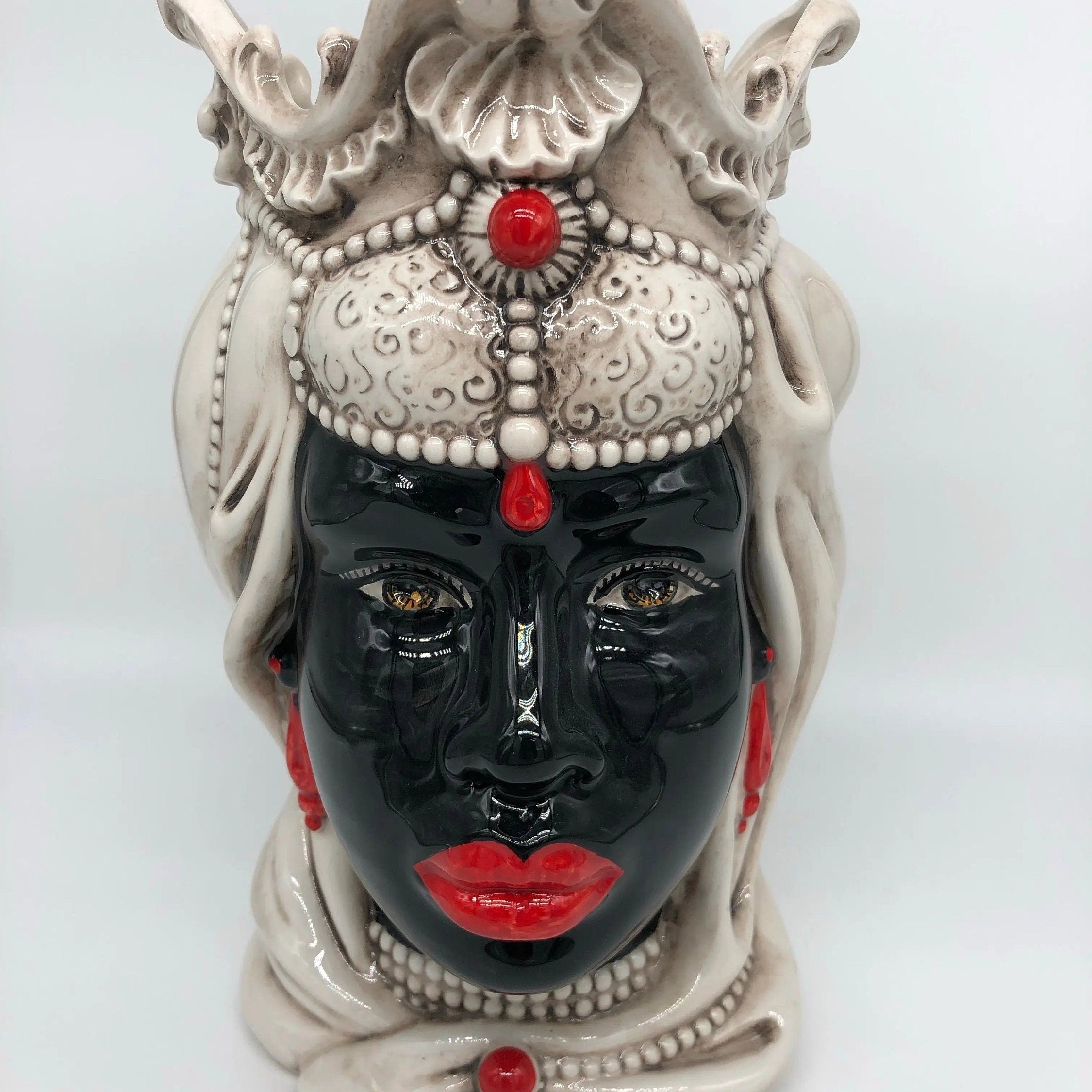 Teste di Moro Emiro Ceramica Caltagirone cm H.30 L.18 Artigianale Écru Sfere Rosso DD CERAMICHE SICILIANE