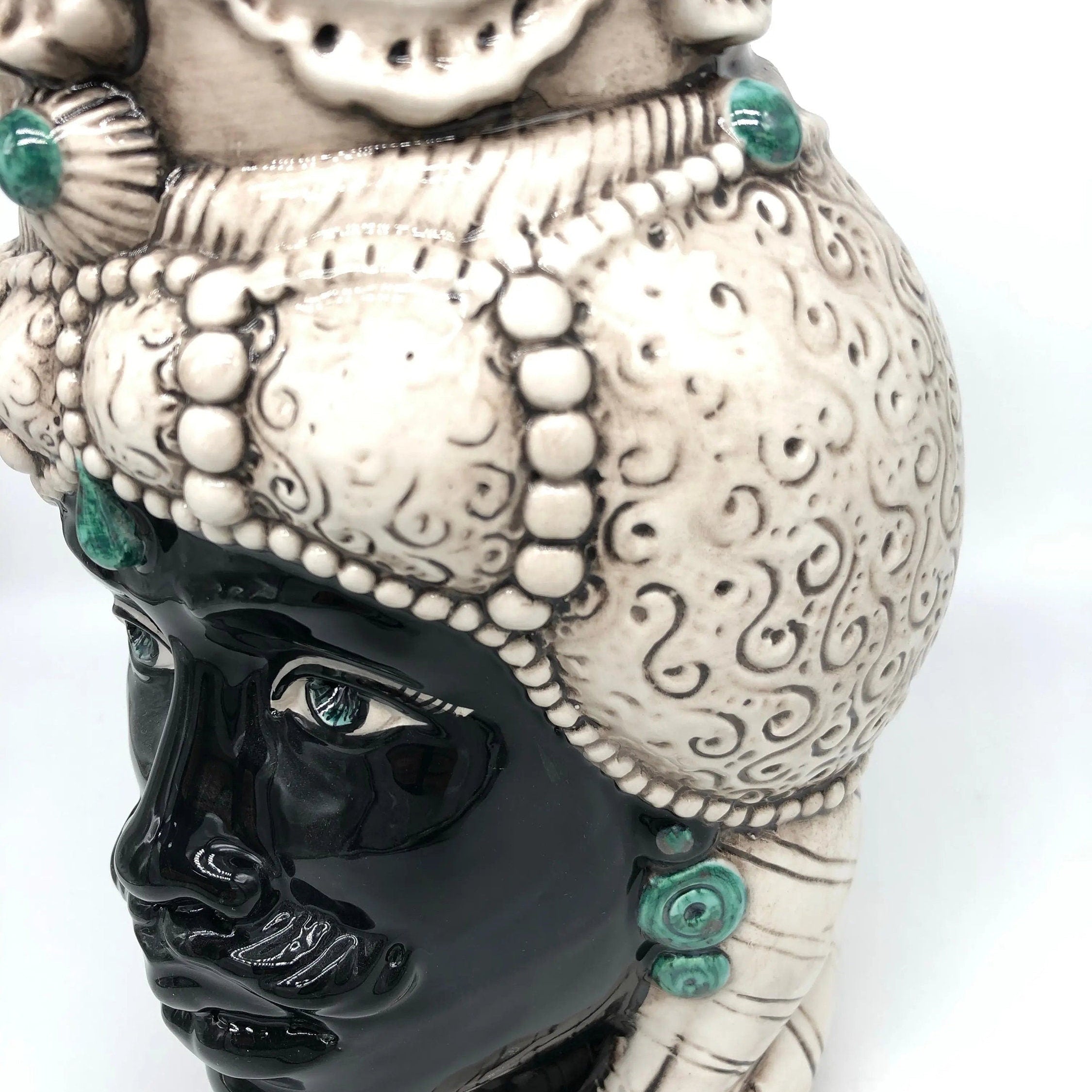 Teste di Moro Emiro Ceramica Caltagirone cm H.30 L.18 Artigianale Écru Sfere Verde DD CERAMICHE SICILIANE