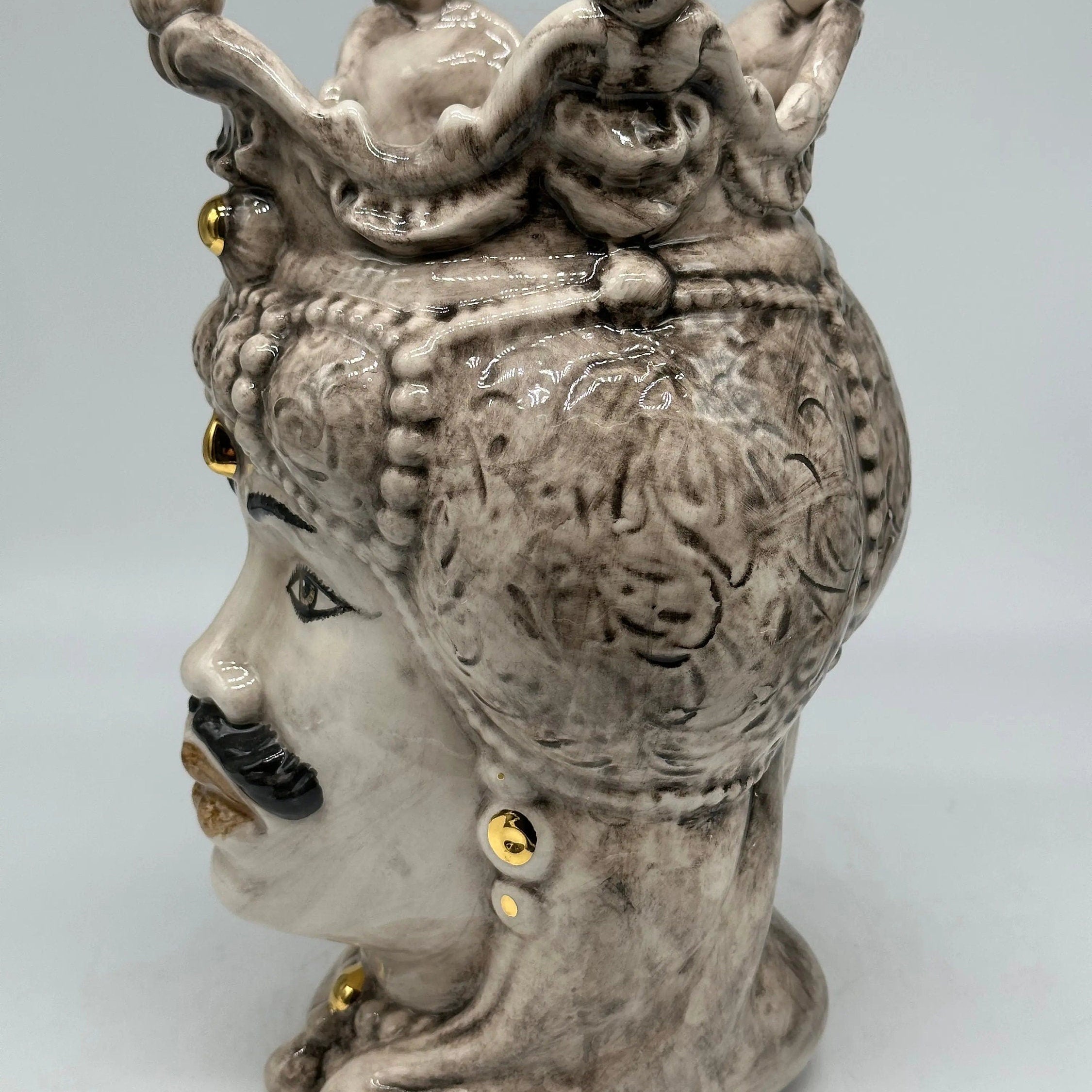 Teste di Moro Emiro Ceramica Caltagirone cm H.30 L.18 Artigianale Écru con dettagli Oro Zecchino DD CERAMICHE SICILIANE