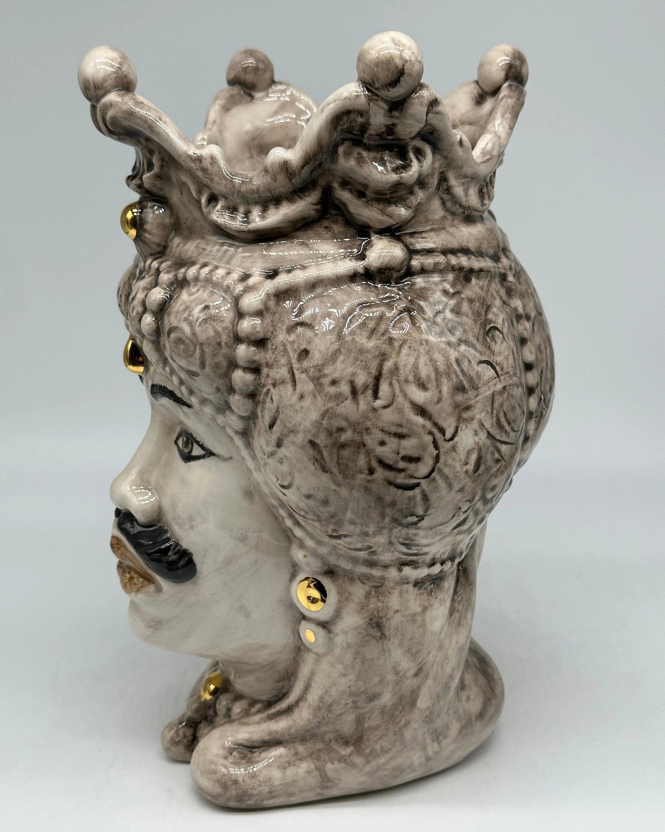 Teste di Moro Emiro Ceramica Caltagirone cm H.30 L.18 Artigianale Écru con dettagli Oro Zecchino DD CERAMICHE SICILIANE