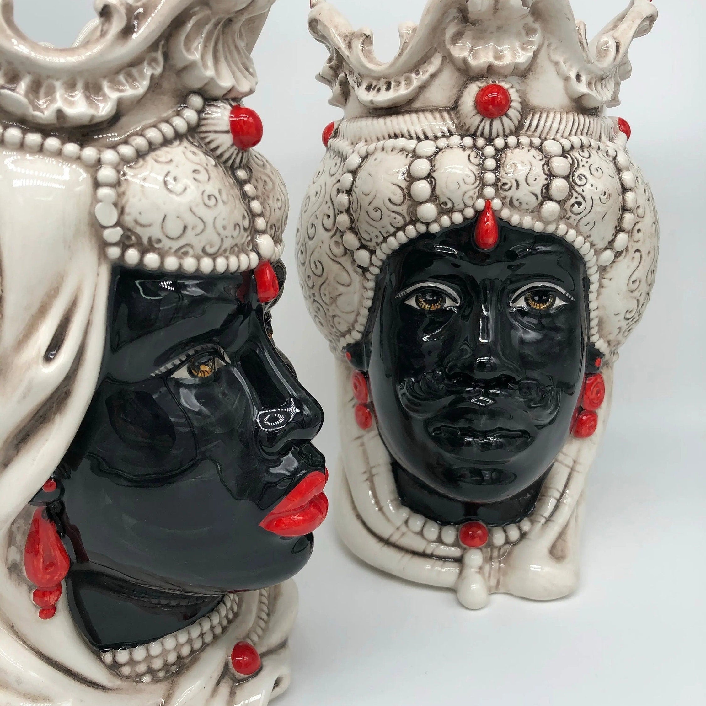 Teste di Moro Emiro Ceramica Caltagirone cm H.30 L.18 Artigianale Écru Sfere Rosso DD CERAMICHE SICILIANE