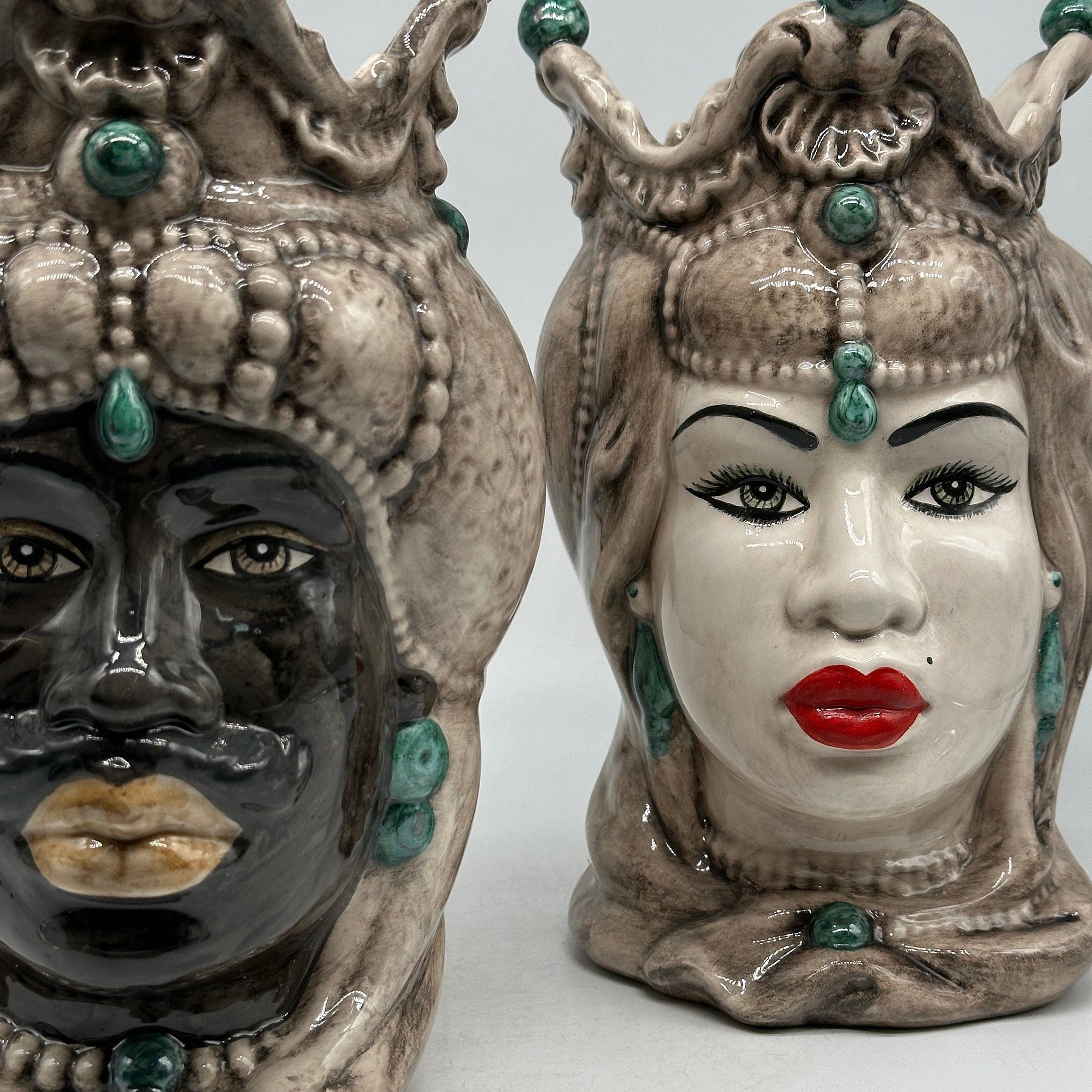 Teste di Moro Emiro Ceramica Caltagirone cm H.30 L.18 Artigianale Écru Sfere Verde