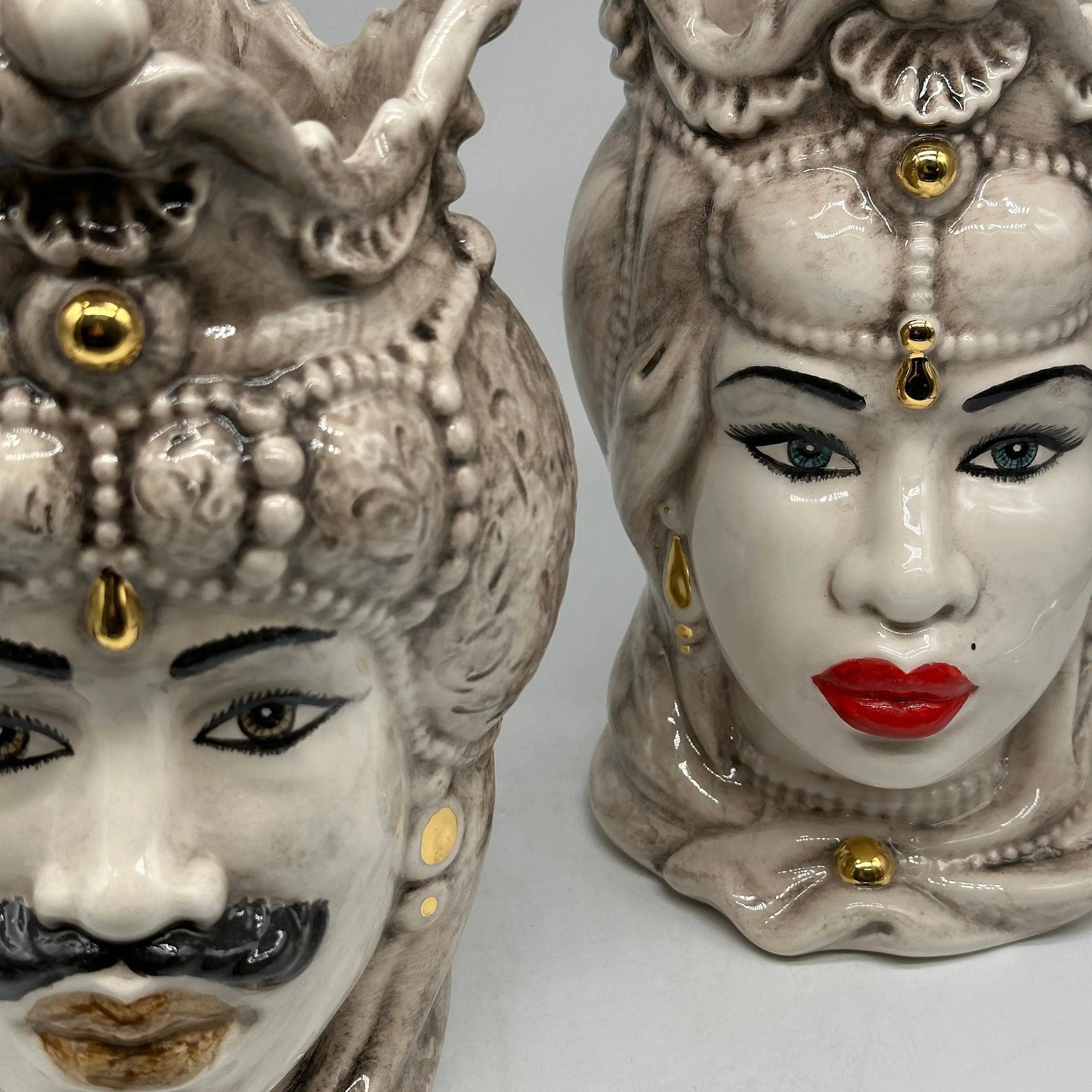 Teste di Moro Emiro Ceramica Caltagirone cm H.30 L.18 Artigianale Écru con dettagli Oro Zecchino DD CERAMICHE SICILIANE