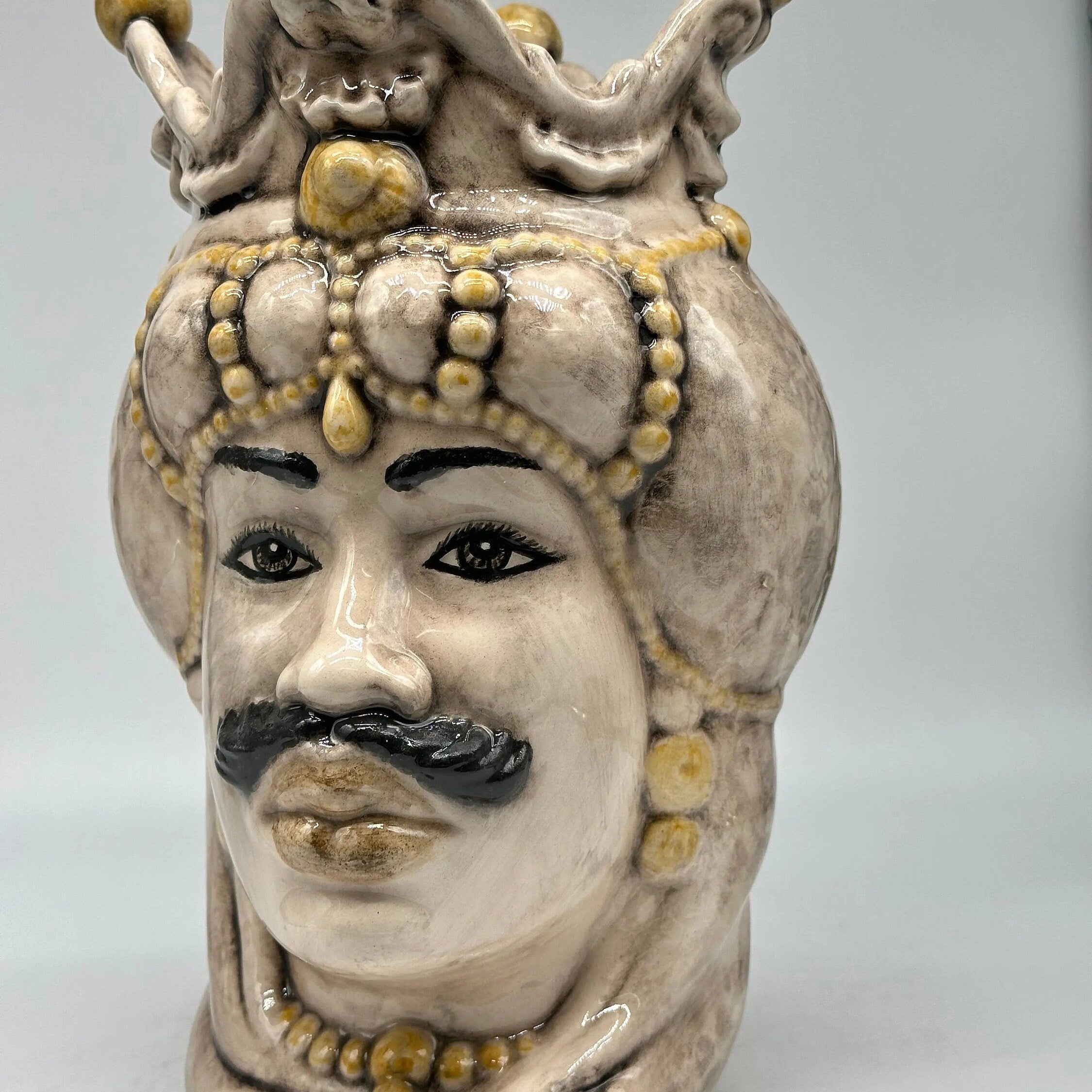 Teste di Moro Emiro Ceramica Caltagirone cm H.30 L.18 Artigianale Écru Sfere Giallo DD CERAMICHE SICILIANE