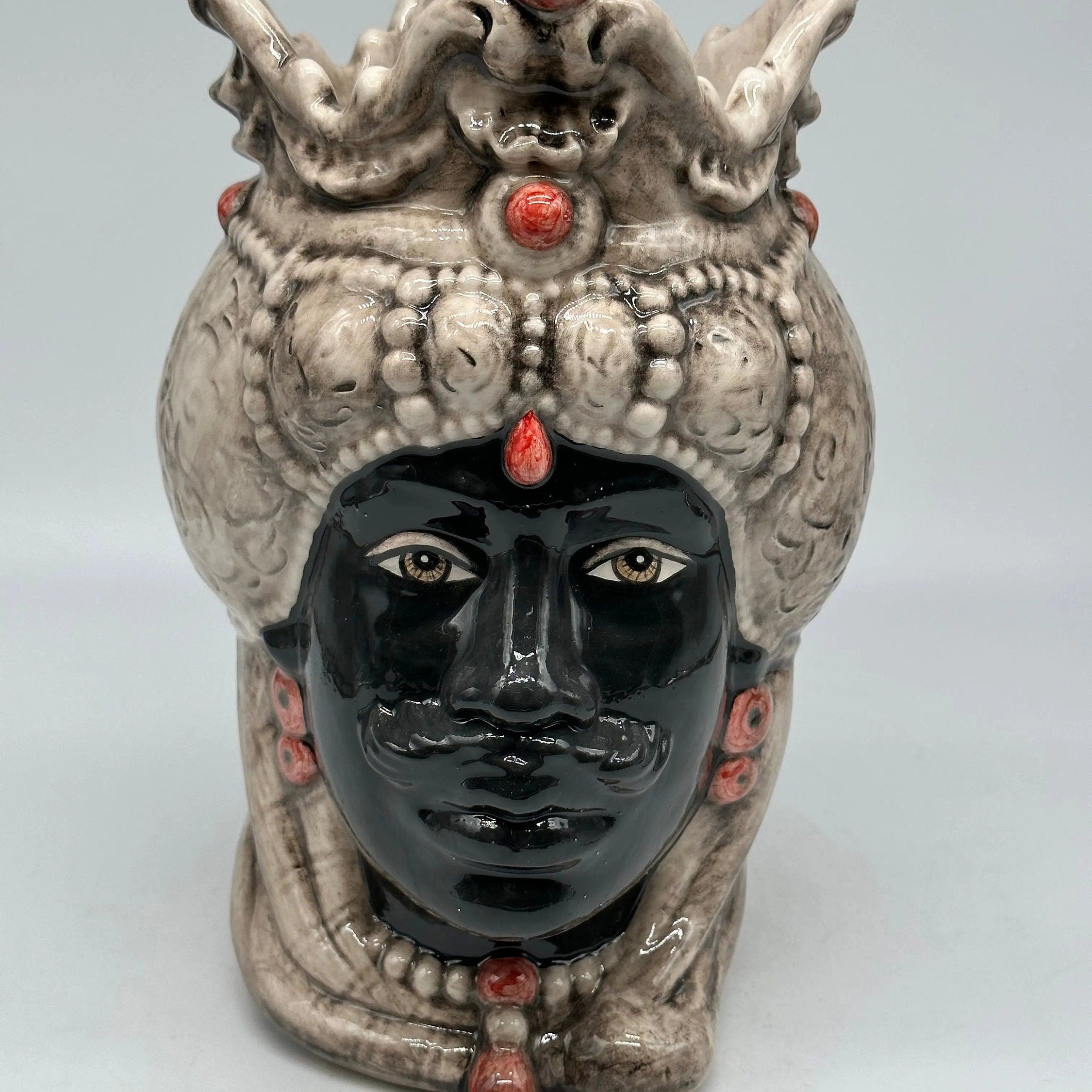 Teste di Moro Emiro Ceramica Caltagirone cm H.30 L.18 Artigianale Écru Sfere Rosso Tenue DD CERAMICHE SICILIANE