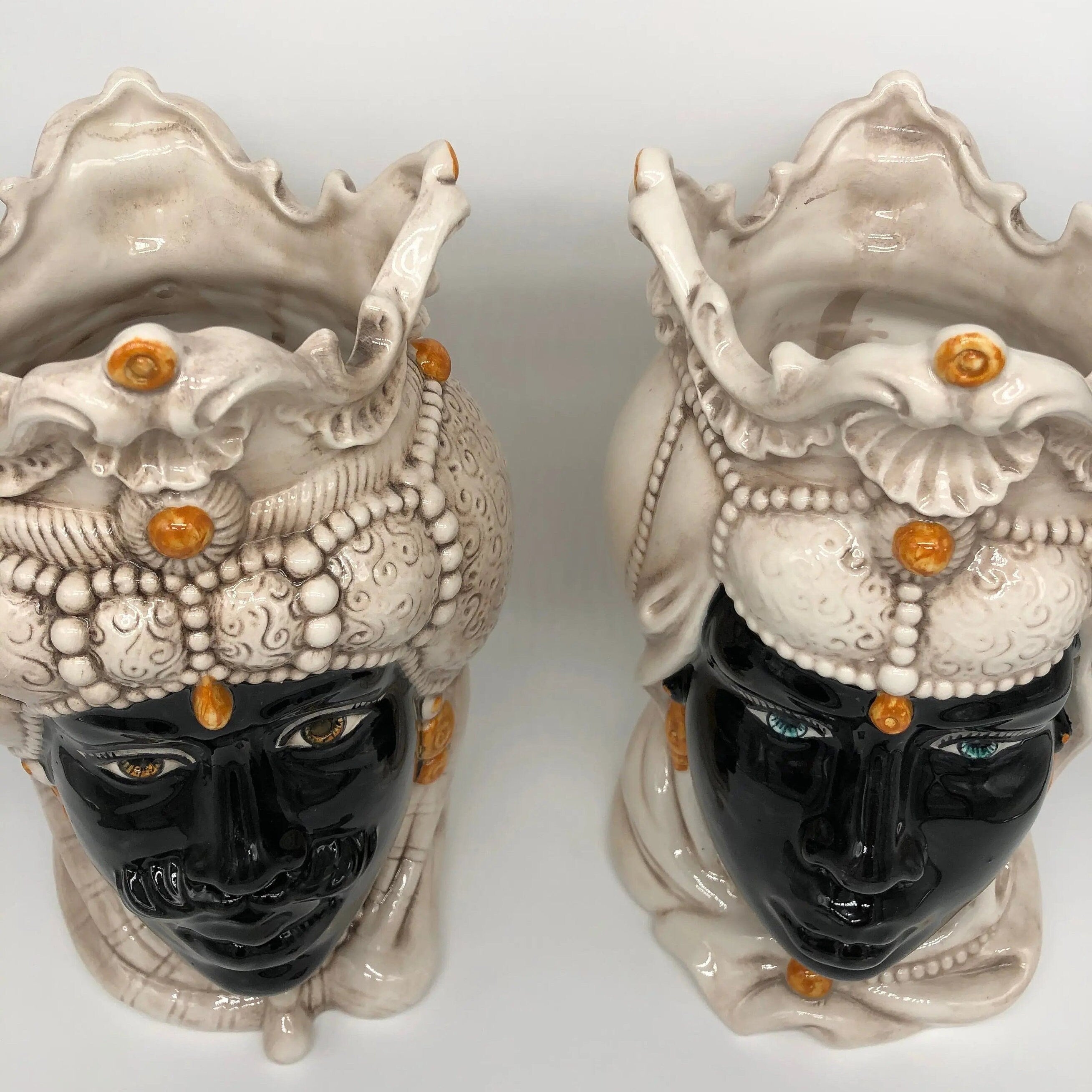 Teste di Moro Emiro Ceramica Caltagirone cm H.30 L.18 Artigianale Écru Sfere Arancio DD CERAMICHE SICILIANE