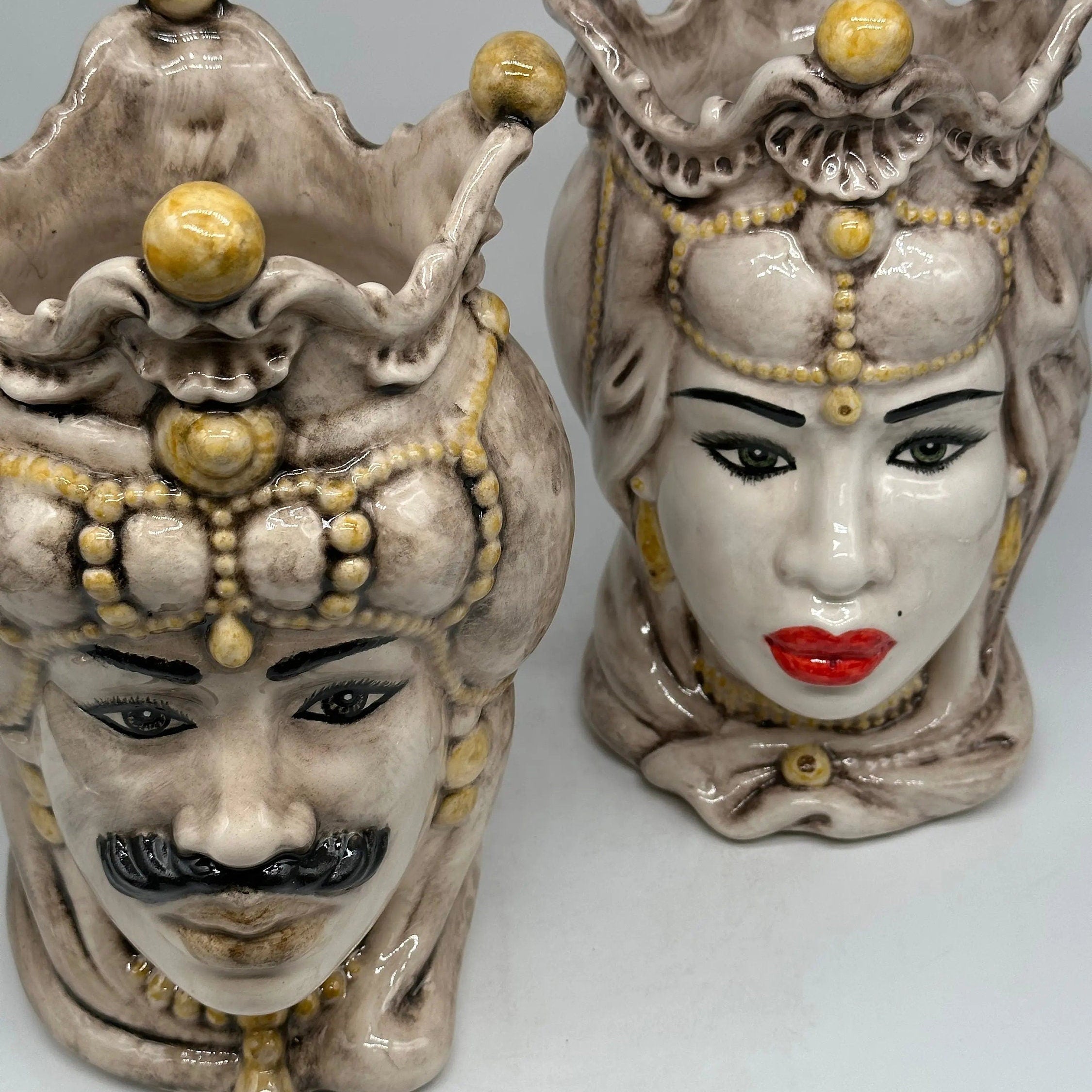 Teste di Moro Emiro Ceramica Caltagirone cm H.30 L.18 Artigianale Écru Sfere Giallo DD CERAMICHE SICILIANE