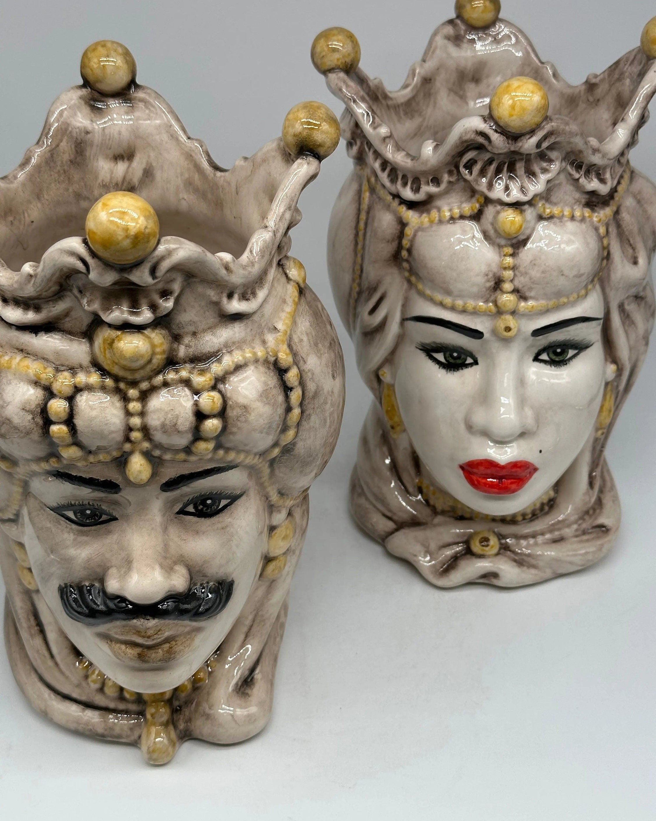 Teste di Moro Emiro Ceramica Caltagirone cm H.30 L.18 Artigianale Écru Sfere Giallo DD CERAMICHE SICILIANE