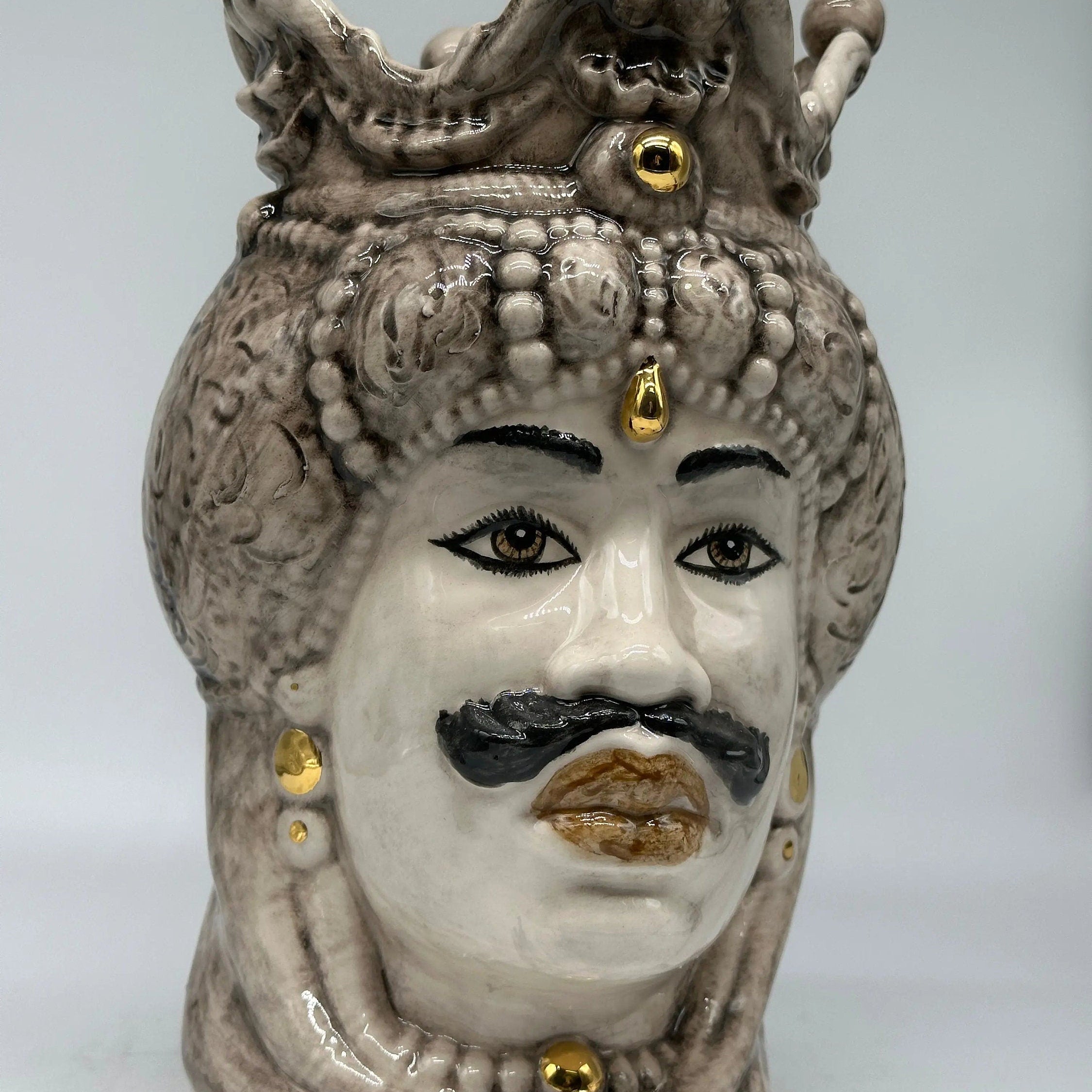 Teste di Moro Emiro Ceramica Caltagirone cm H.30 L.18 Artigianale Écru con dettagli Oro Zecchino DD CERAMICHE SICILIANE