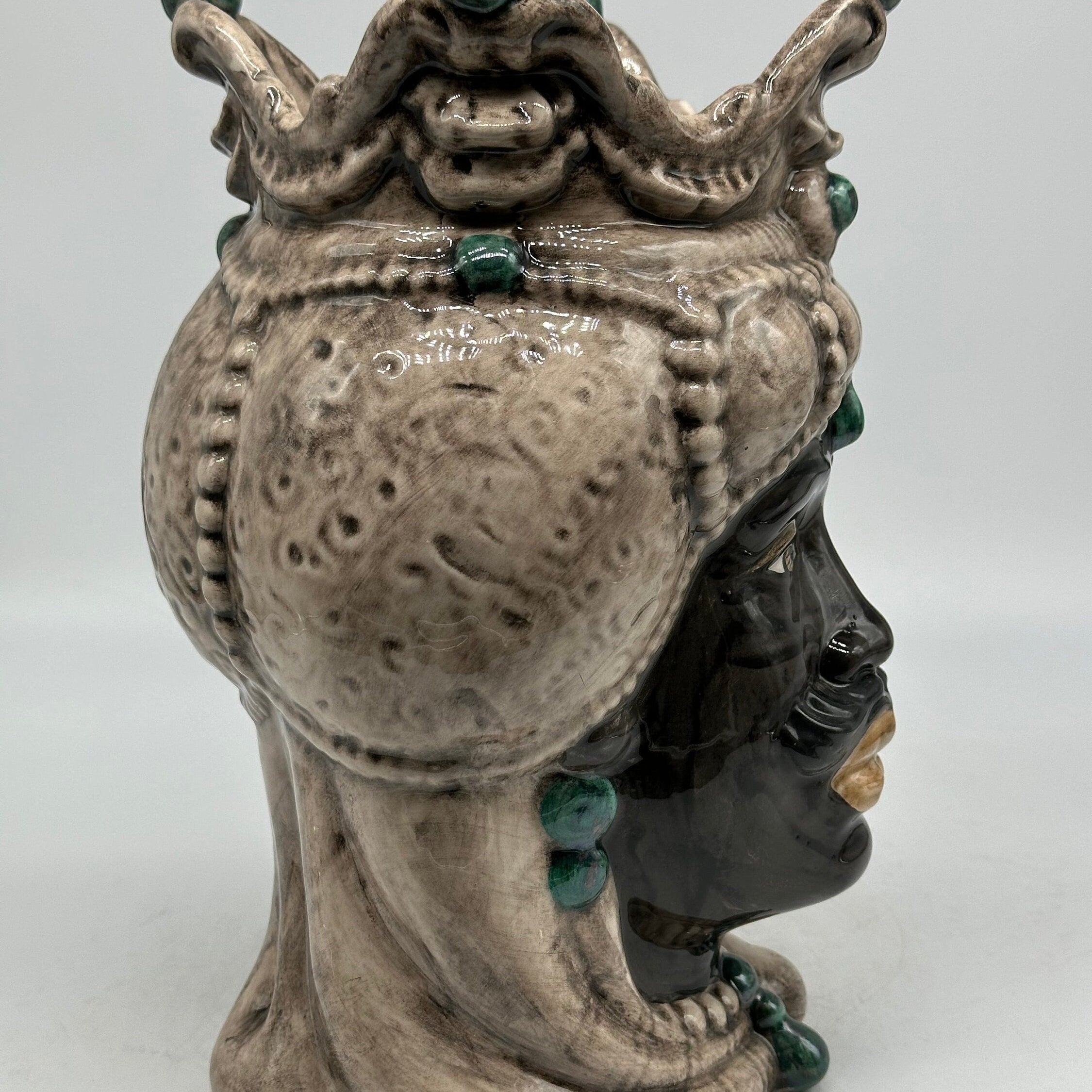 Teste di Moro Emiro Ceramica Caltagirone cm H.30 L.18 Artigianale Écru Sfere Verde