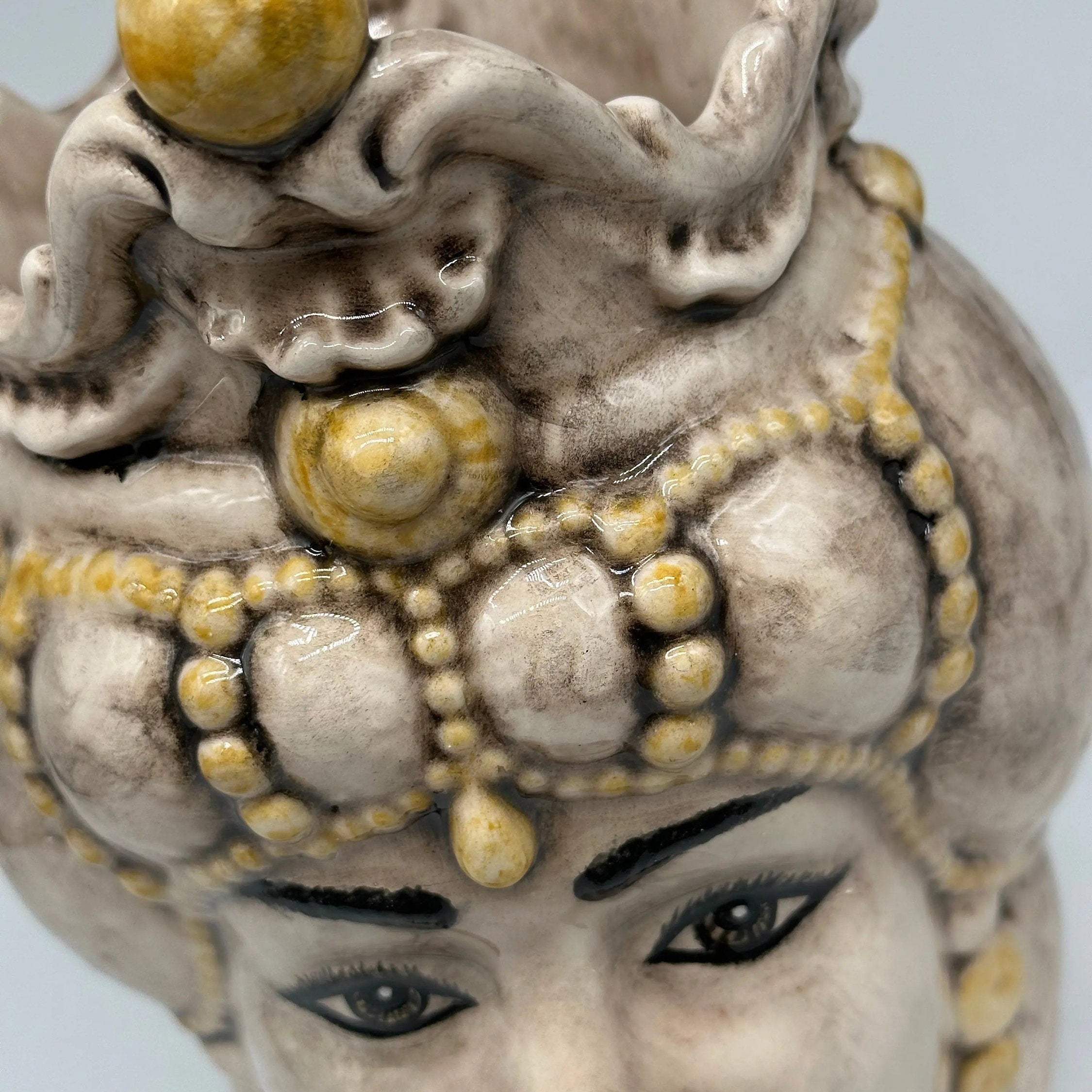 Teste di Moro Emiro Ceramica Caltagirone cm H.30 L.18 Artigianale Écru Sfere Giallo DD CERAMICHE SICILIANE