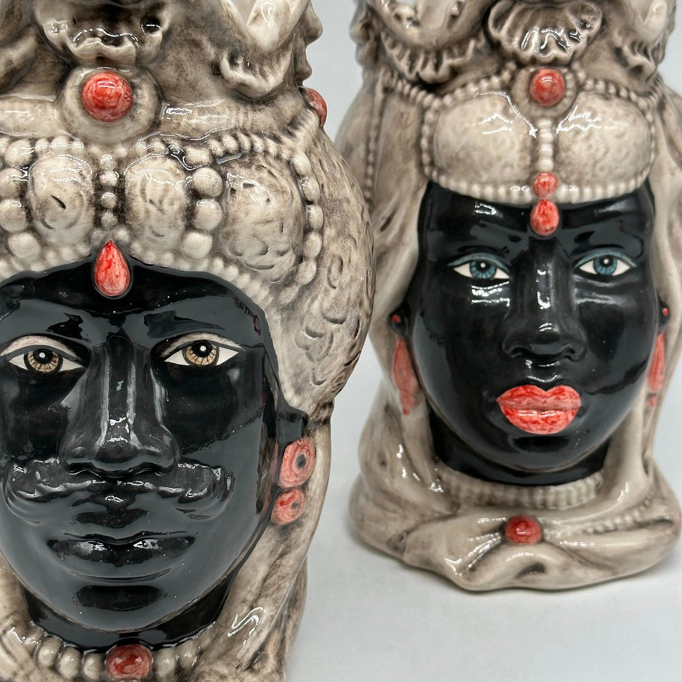 Teste di Moro Emiro Ceramica Caltagirone cm H.30 L.18 Artigianale Écru Sfere Rosso Tenue DD CERAMICHE SICILIANE