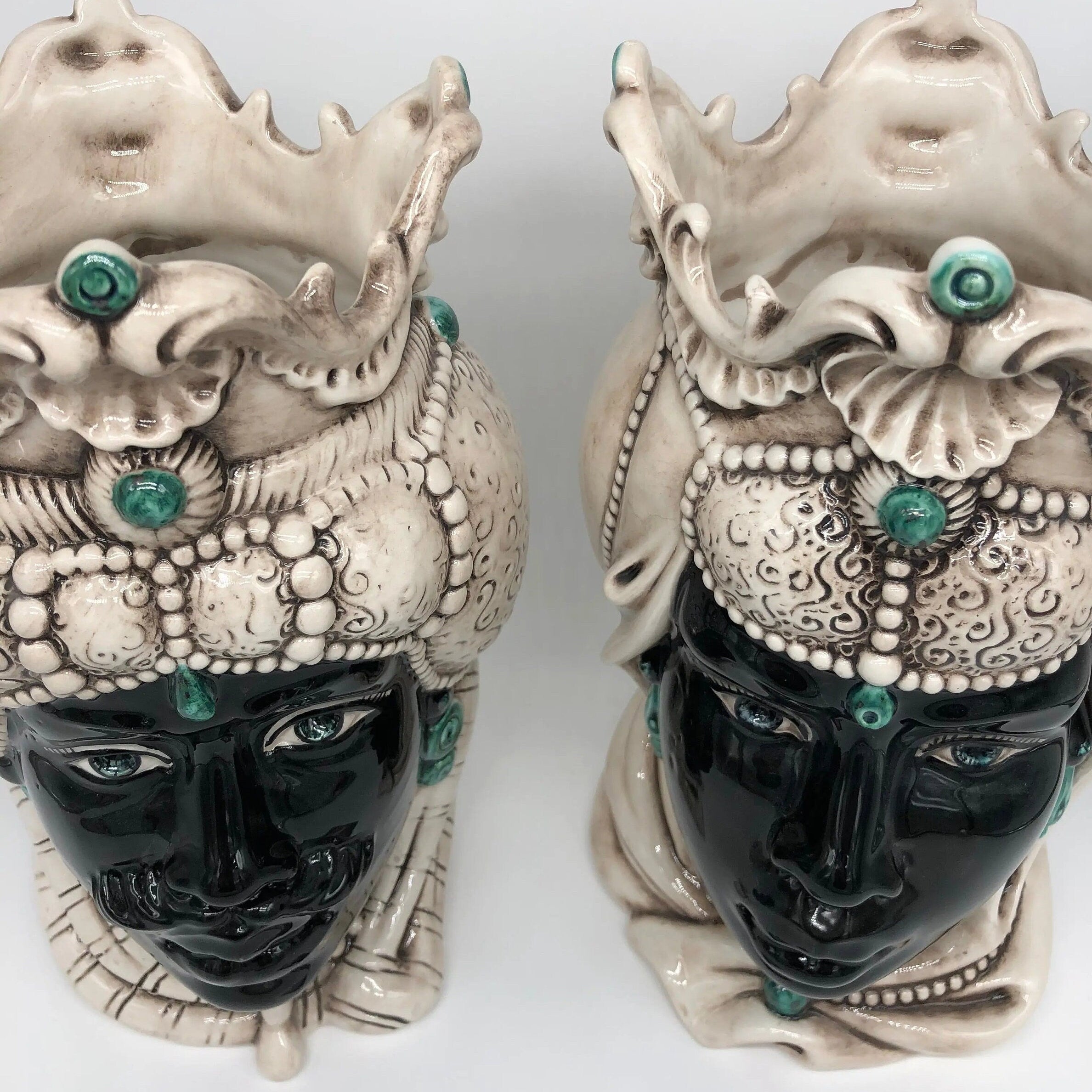 Teste di Moro Emiro Ceramica Caltagirone cm H.30 L.18 Artigianale Écru Sfere Verde DD CERAMICHE SICILIANE