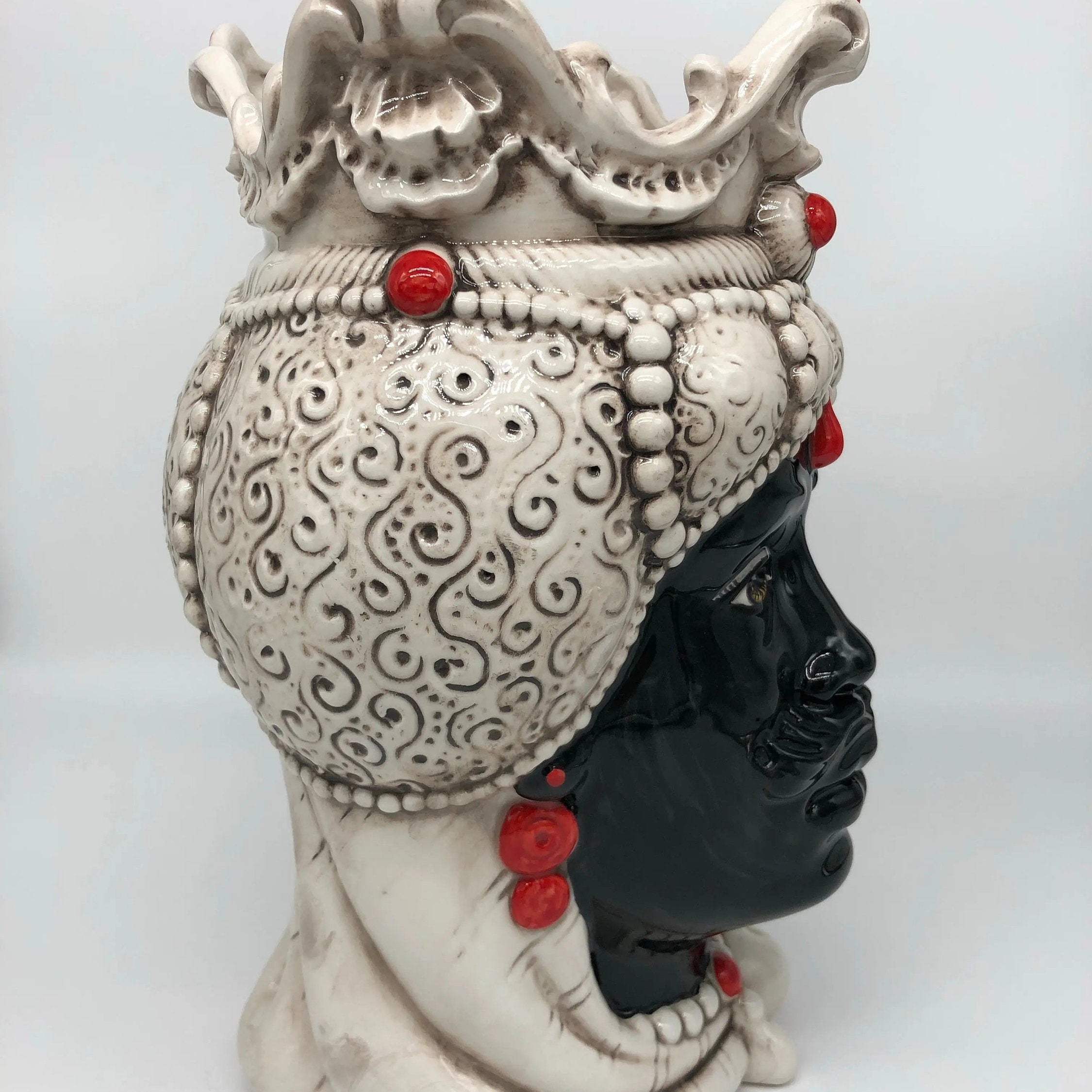 Teste di Moro Emiro Ceramica Caltagirone cm H.30 L.18 Artigianale Écru Sfere Rosso DD CERAMICHE SICILIANE