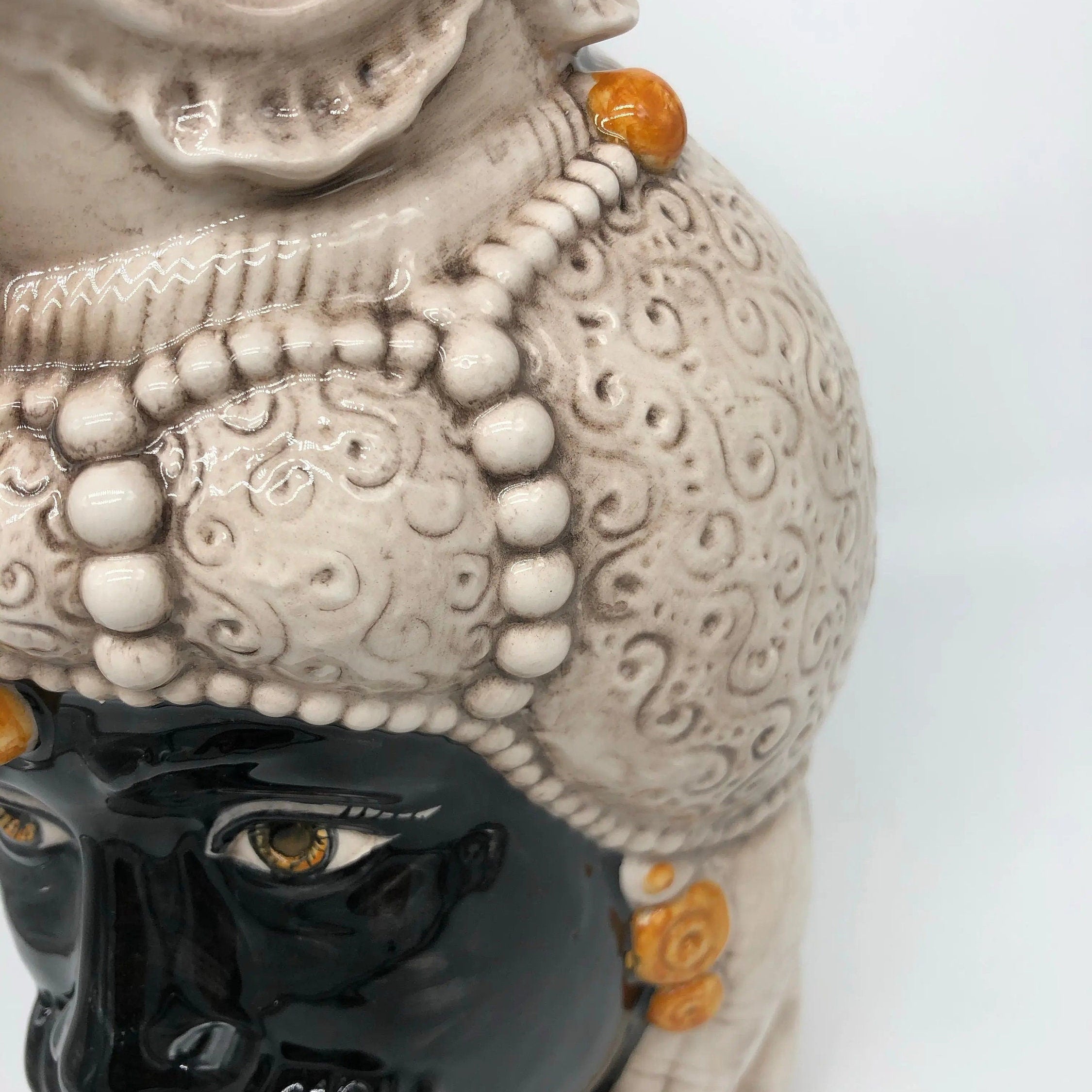 Teste di Moro Emiro Ceramica Caltagirone cm H.30 L.18 Artigianale Écru Sfere Arancio DD CERAMICHE SICILIANE