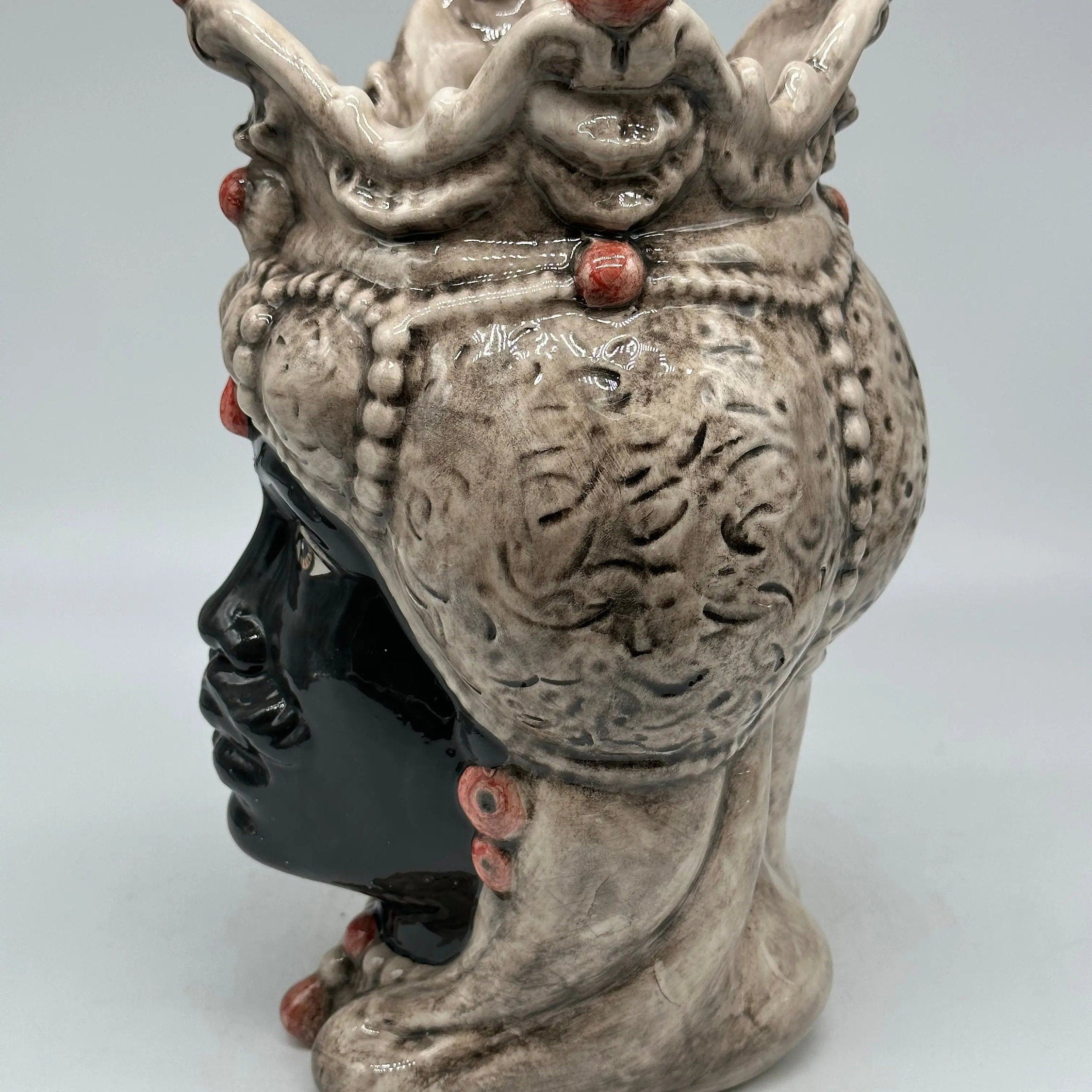 Teste di Moro Emiro Ceramica Caltagirone cm H.30 L.18 Artigianale Écru Sfere Rosso Tenue DD CERAMICHE SICILIANE