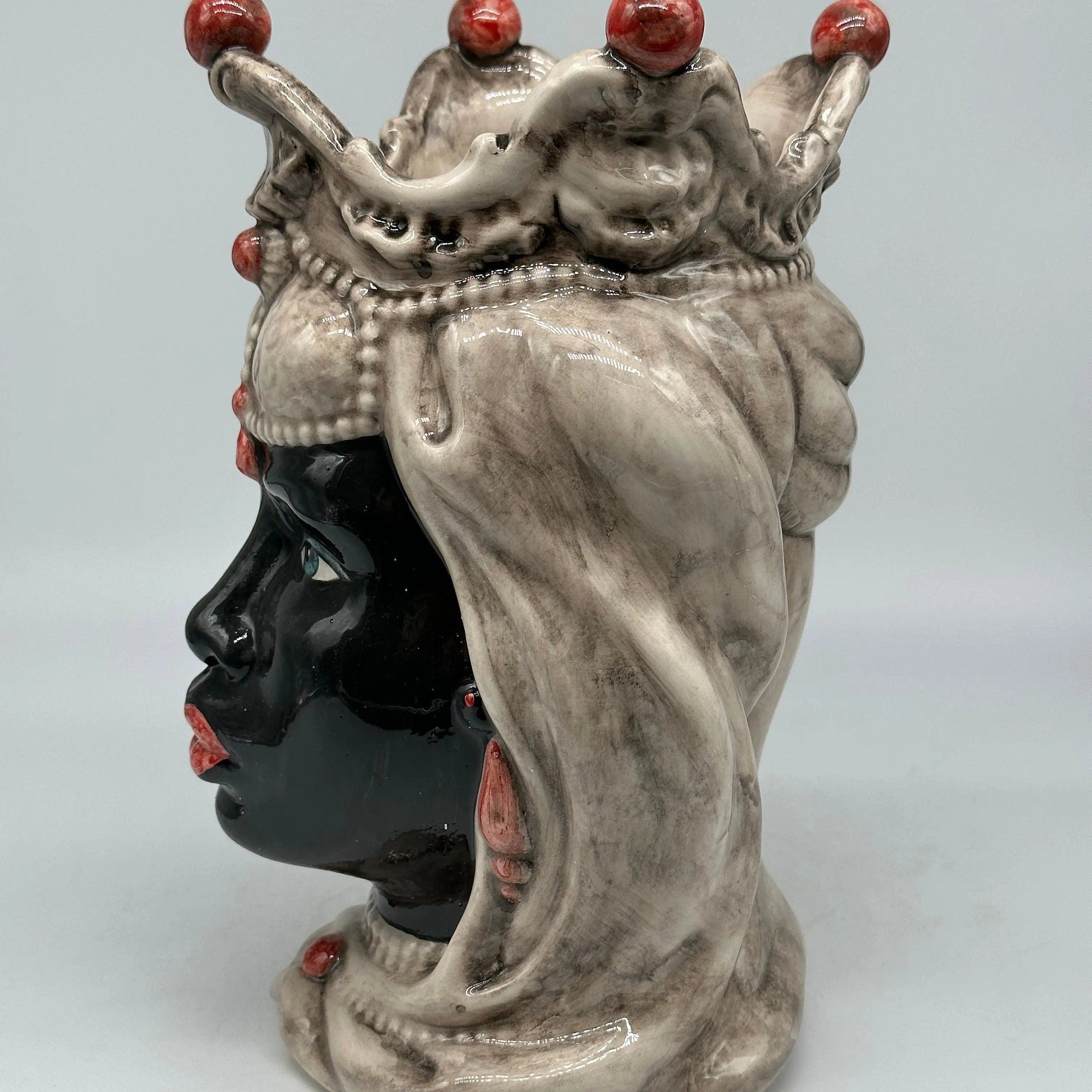 Teste di Moro Emiro Ceramica Caltagirone cm H.30 L.18 Artigianale Écru Sfere Rosso Tenue DD CERAMICHE SICILIANE