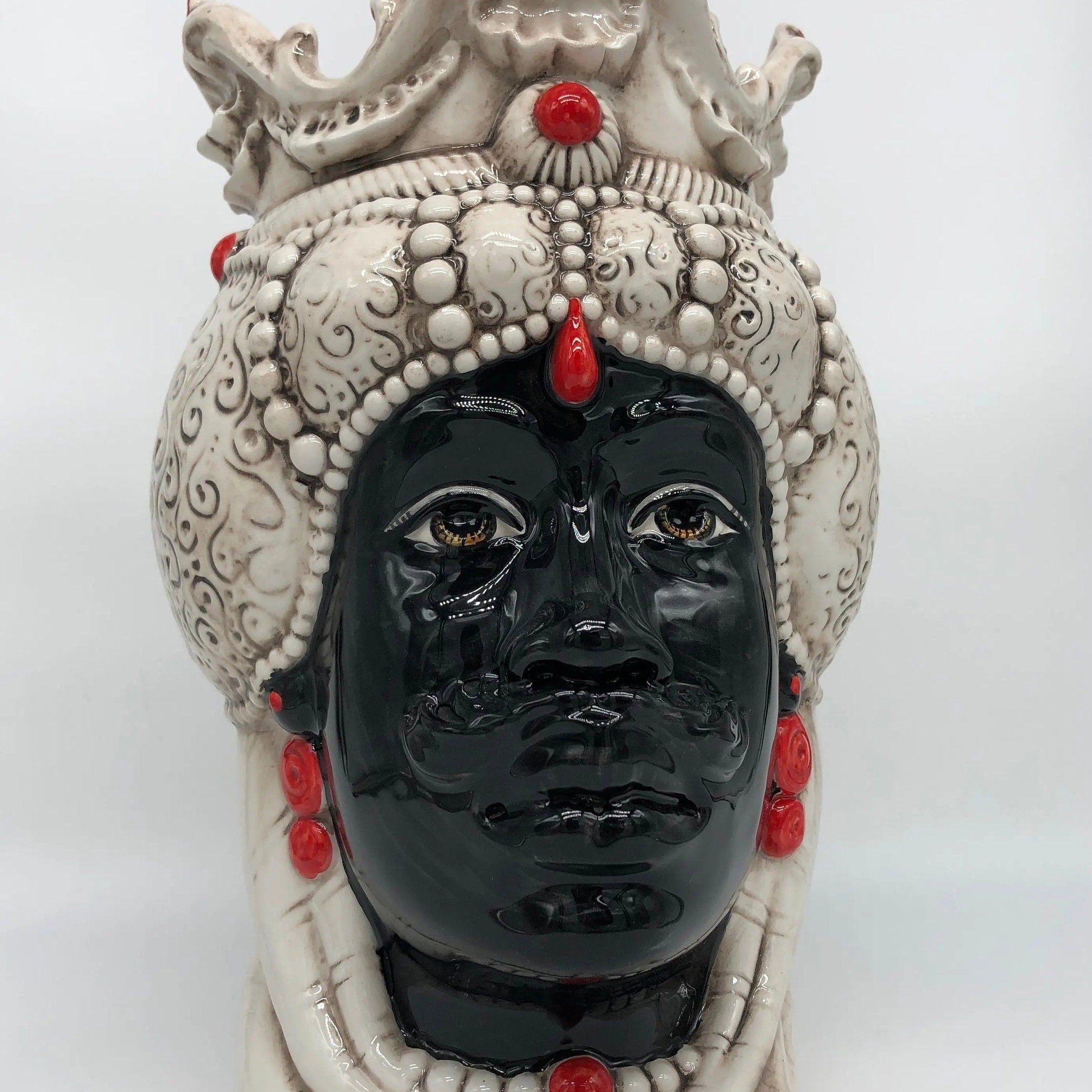 Teste di Moro Emiro Ceramica Caltagirone cm H.30 L.18 Artigianale Écru Sfere Rosso DD CERAMICHE SICILIANE