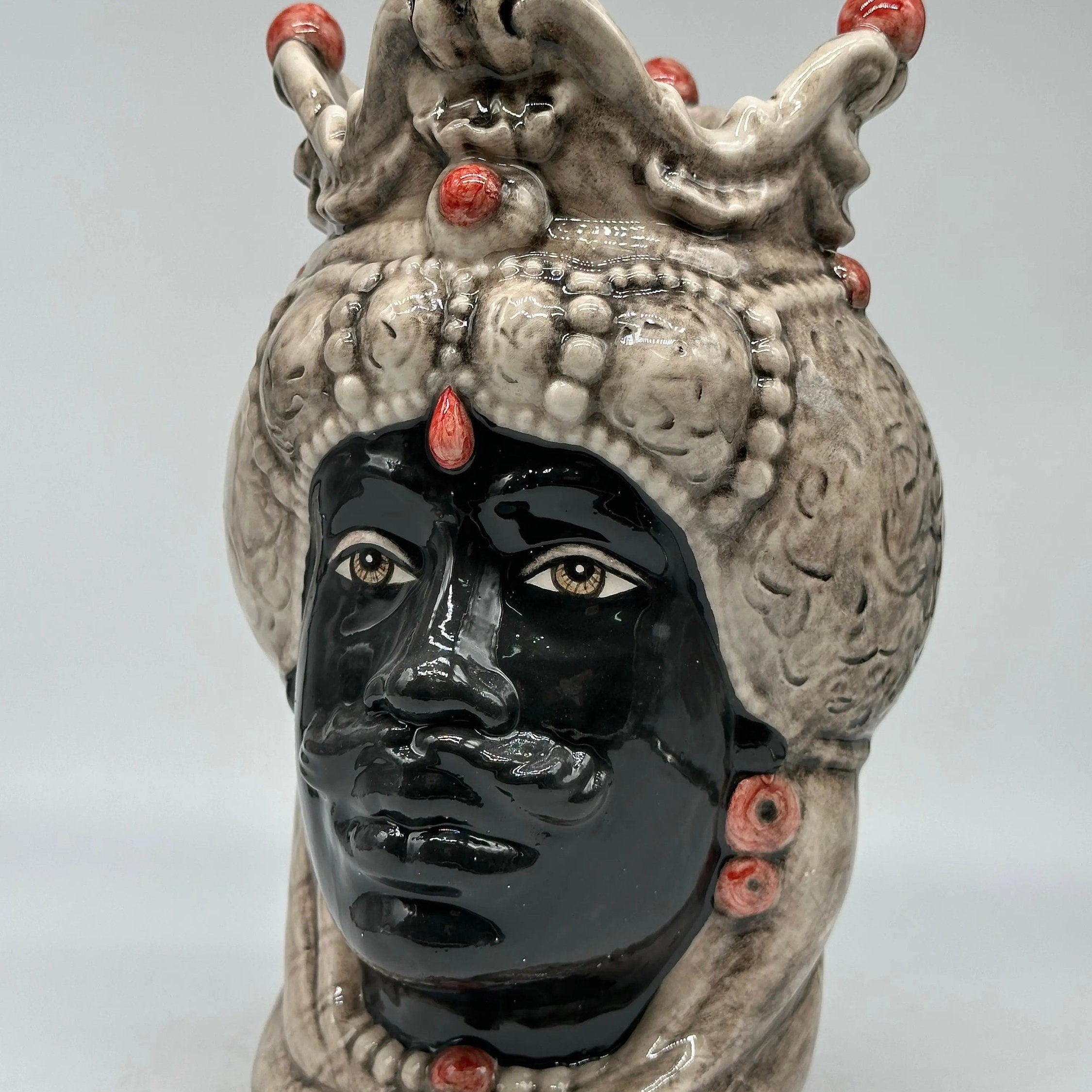 Teste di Moro Emiro Ceramica Caltagirone cm H.30 L.18 Artigianale Écru Sfere Rosso Tenue DD CERAMICHE SICILIANE