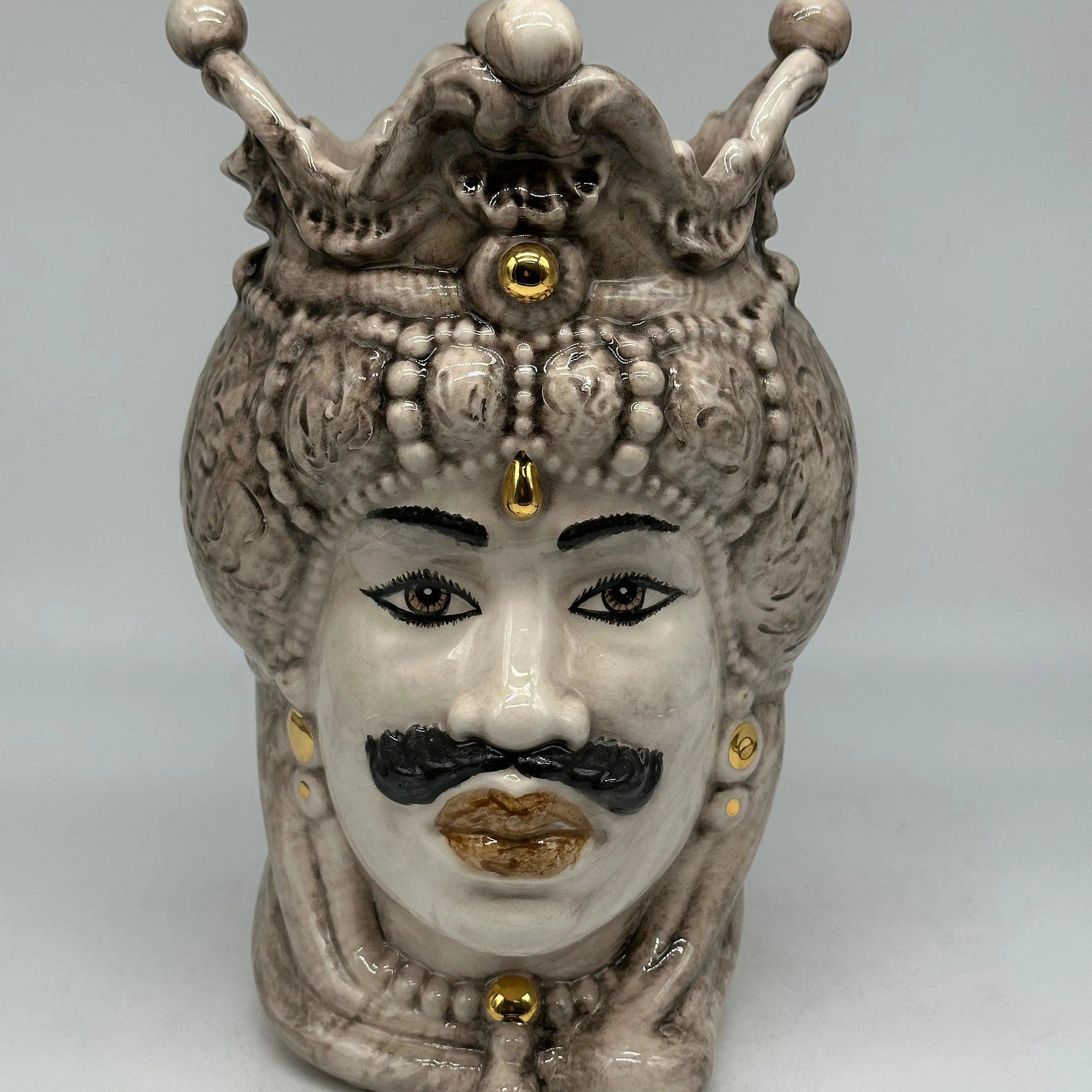Teste di Moro Emiro Ceramica Caltagirone cm H.30 L.18 Artigianale Écru con dettagli Oro Zecchino DD CERAMICHE SICILIANE