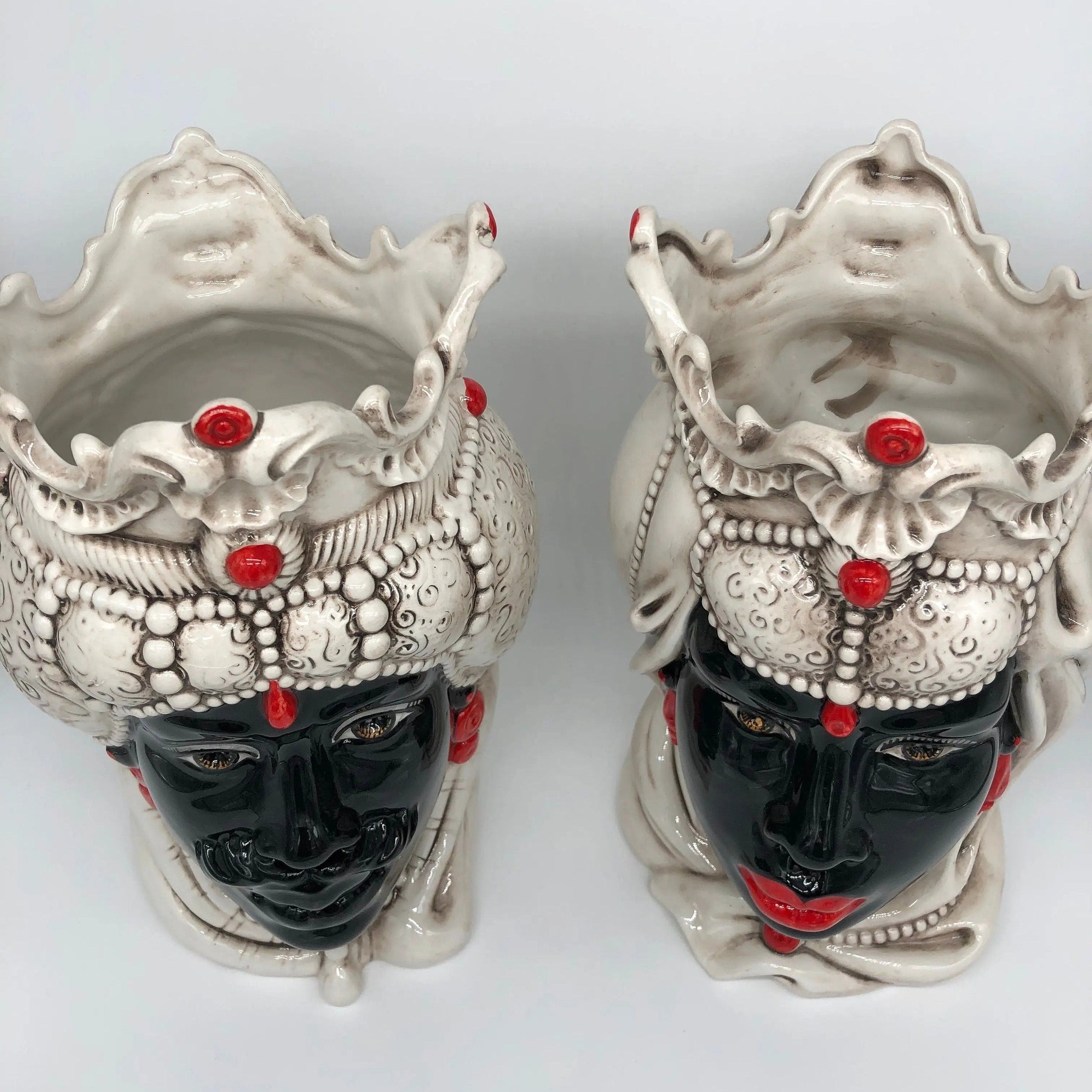 Teste di Moro Emiro Ceramica Caltagirone cm H.30 L.18 Artigianale Écru Sfere Rosso DD CERAMICHE SICILIANE