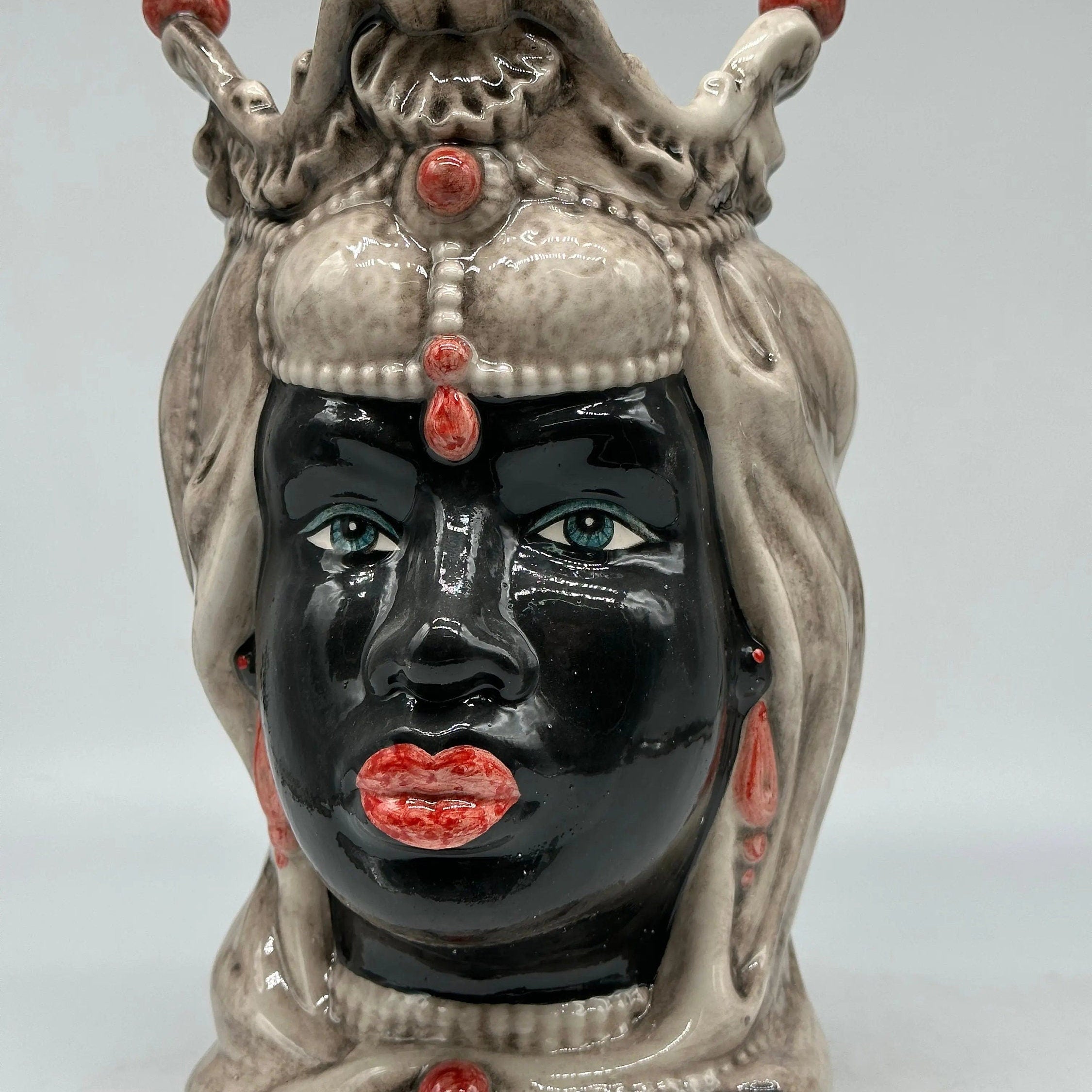 Teste di Moro Emiro Ceramica Caltagirone cm H.30 L.18 Artigianale Écru Sfere Rosso Tenue DD CERAMICHE SICILIANE