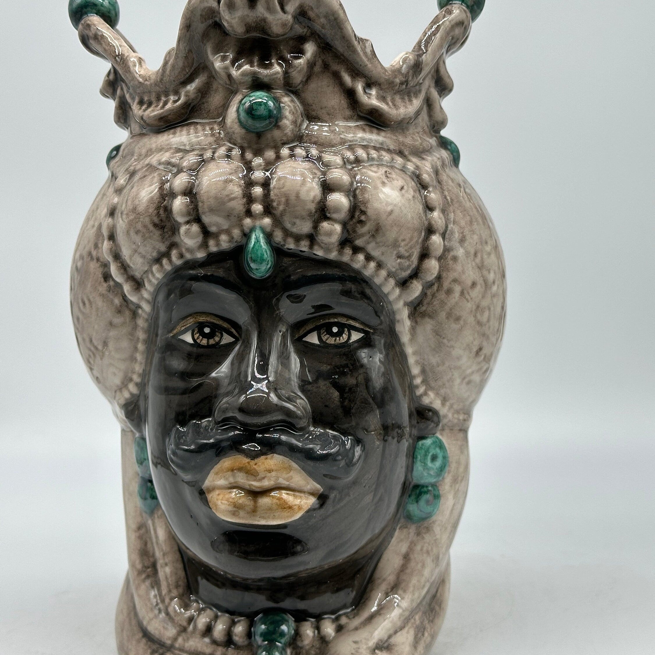 Teste di Moro Emiro Ceramica Caltagirone cm H.30 L.18 Artigianale Écru Sfere Verde