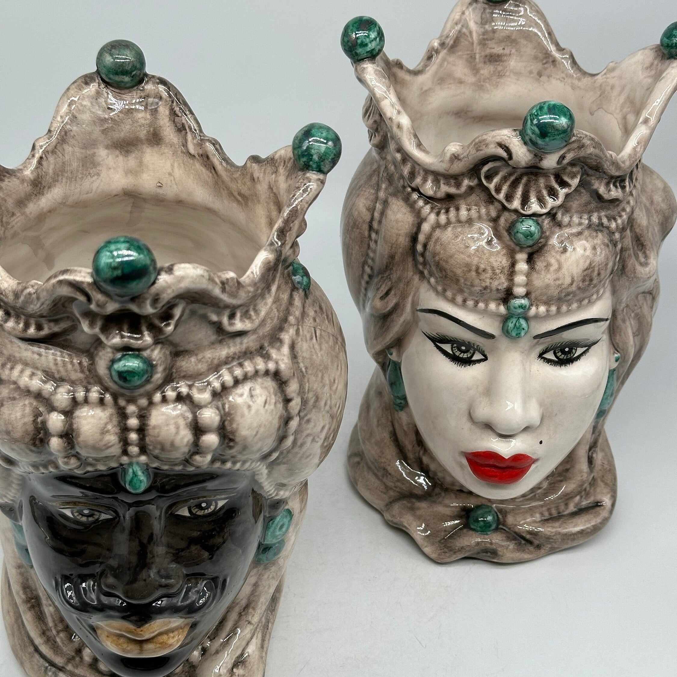 Teste di Moro Emiro Ceramica Caltagirone cm H.30 L.18 Artigianale Écru Sfere Verde