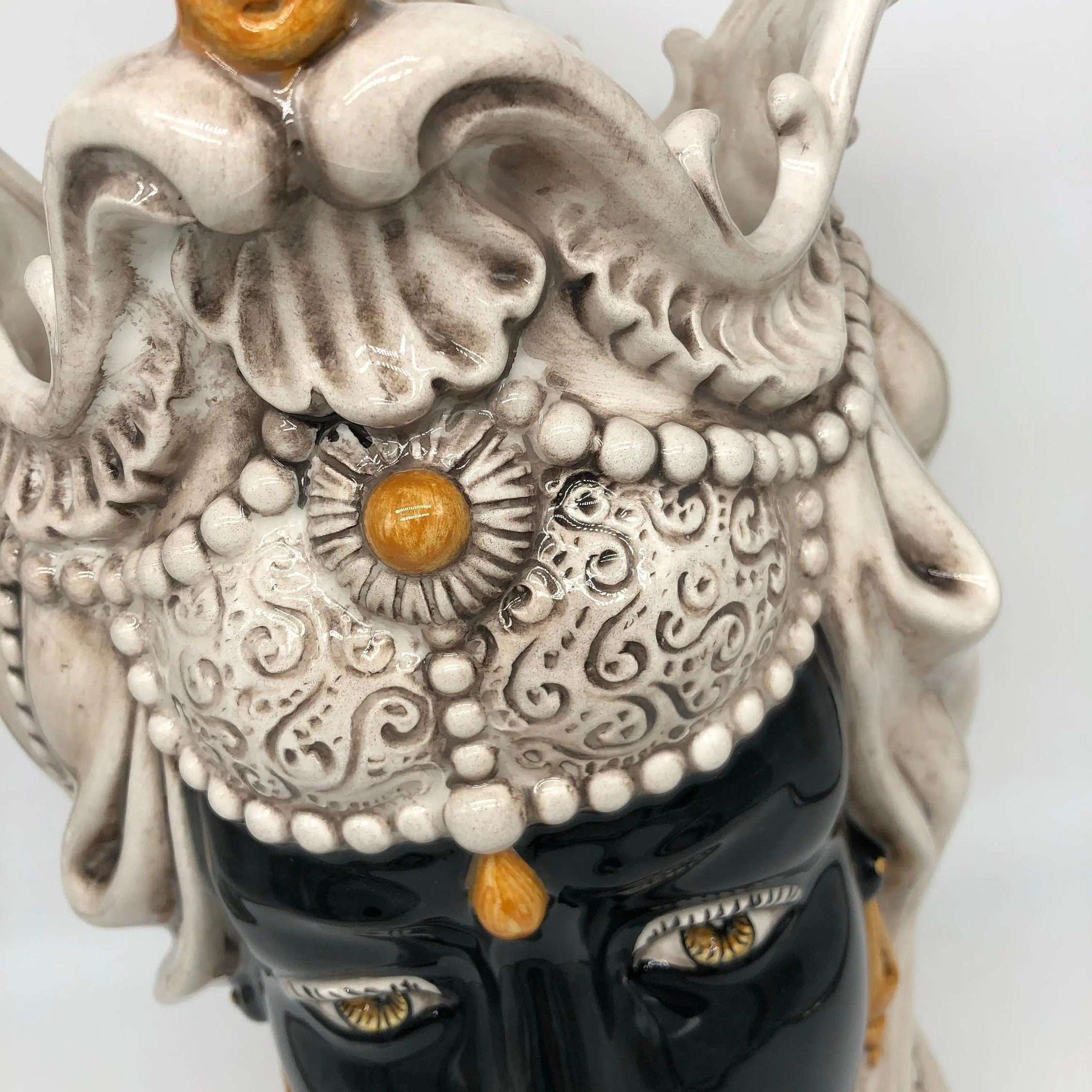 Teste di Moro Emiro Ceramica Caltagirone cm H.38 L.23 Artigianale Écru Sfere Arancio DD CERAMICHE SICILIANE