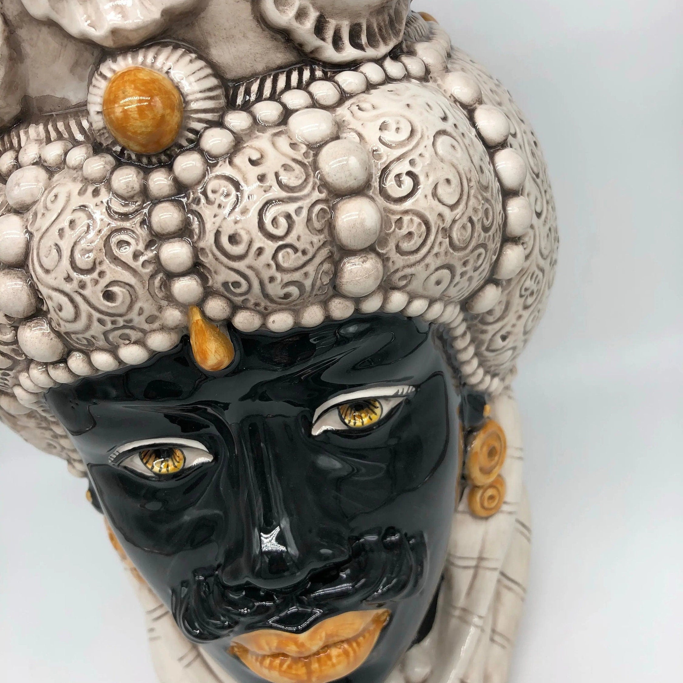 Teste di Moro Emiro Ceramica Caltagirone cm H.38 L.23 Artigianale Écru Sfere Arancio DD CERAMICHE SICILIANE