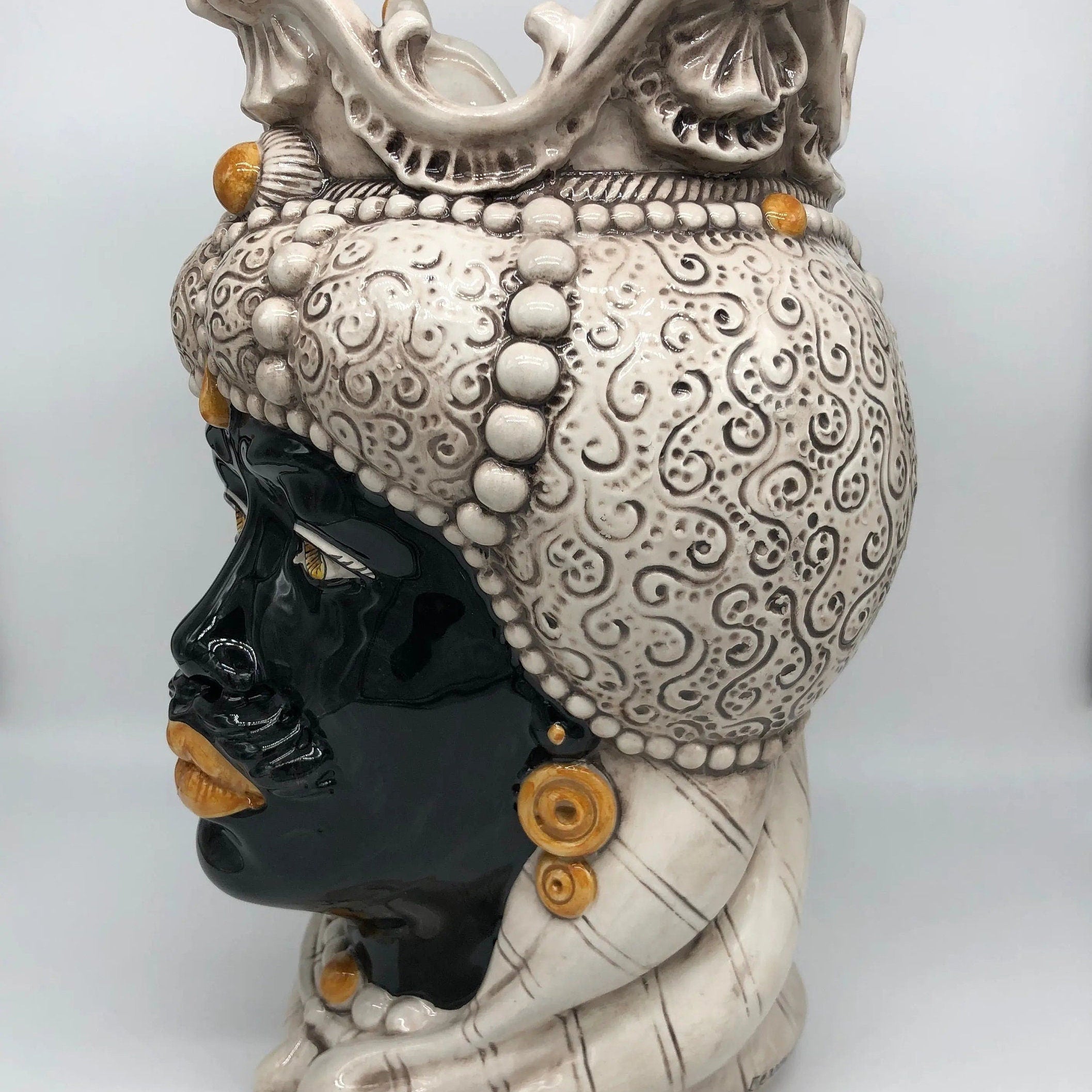 Teste di Moro Emiro Ceramica Caltagirone cm H.38 L.23 Artigianale Écru Sfere Arancio DD CERAMICHE SICILIANE