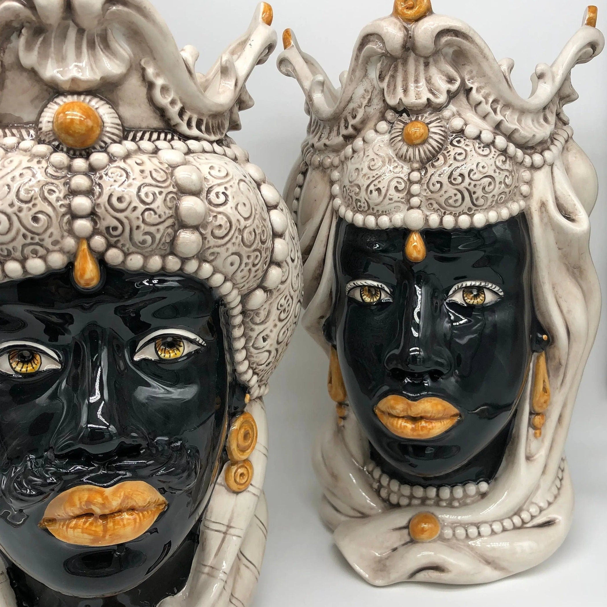 Teste di Moro Emiro Ceramica Caltagirone cm H.38 L.23 Artigianale Écru Sfere Arancio DD CERAMICHE SICILIANE