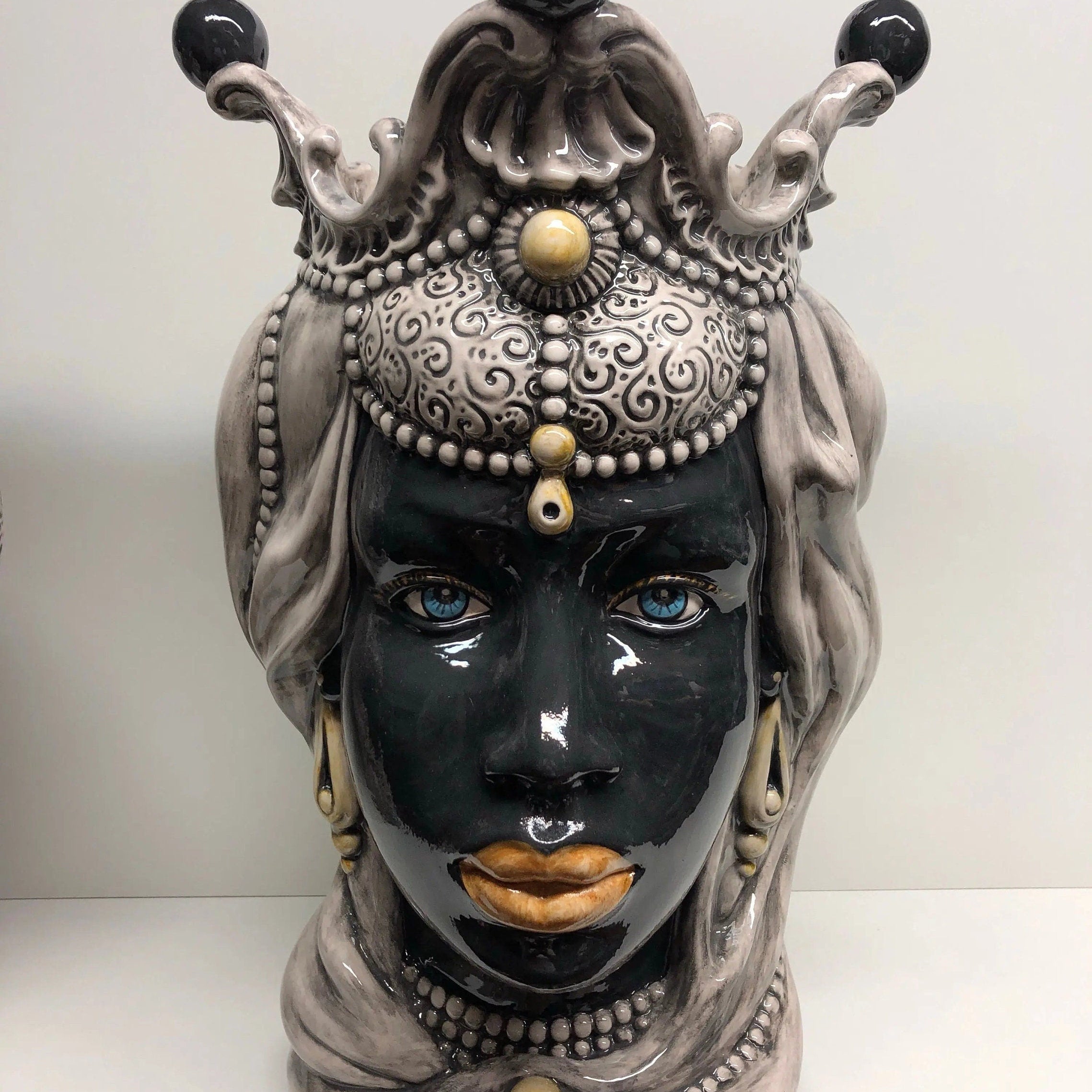 Teste di Moro Emiro Ceramica Caltagirone cm H.45 L.29 Artigianale Écru Sfere Nero DD CERAMICHE SICILIANE
