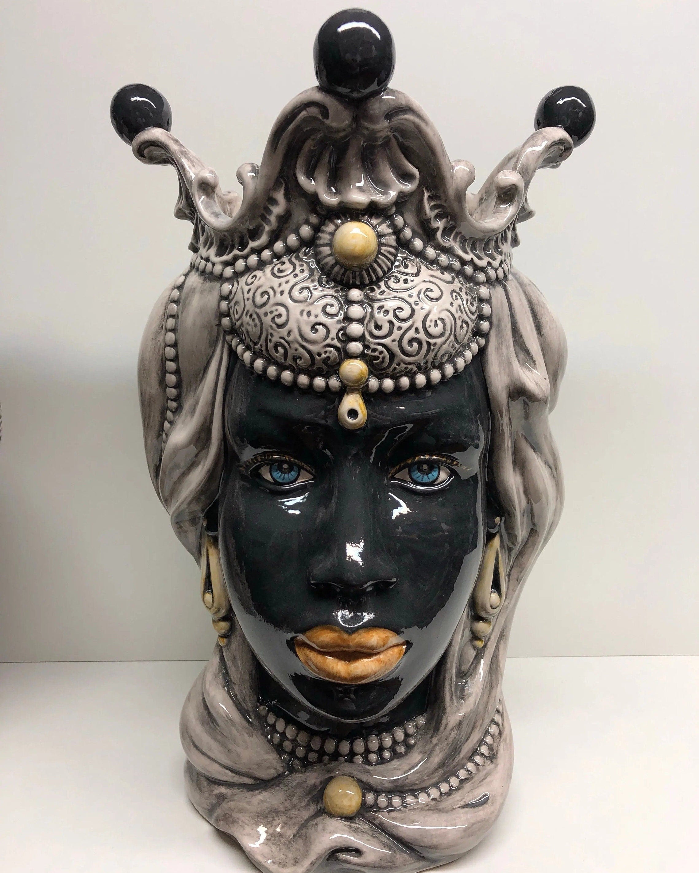 Teste di Moro Emiro Ceramica Caltagirone cm H.45 L.29 Artigianale Écru Sfere Nero DD CERAMICHE SICILIANE