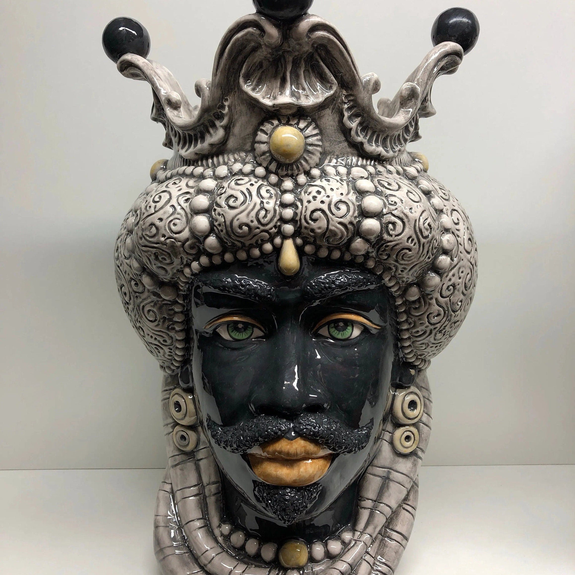 Teste di Moro Emiro Ceramica Caltagirone cm H.45 L.29 Artigianale Écru Sfere Nero DD CERAMICHE SICILIANE